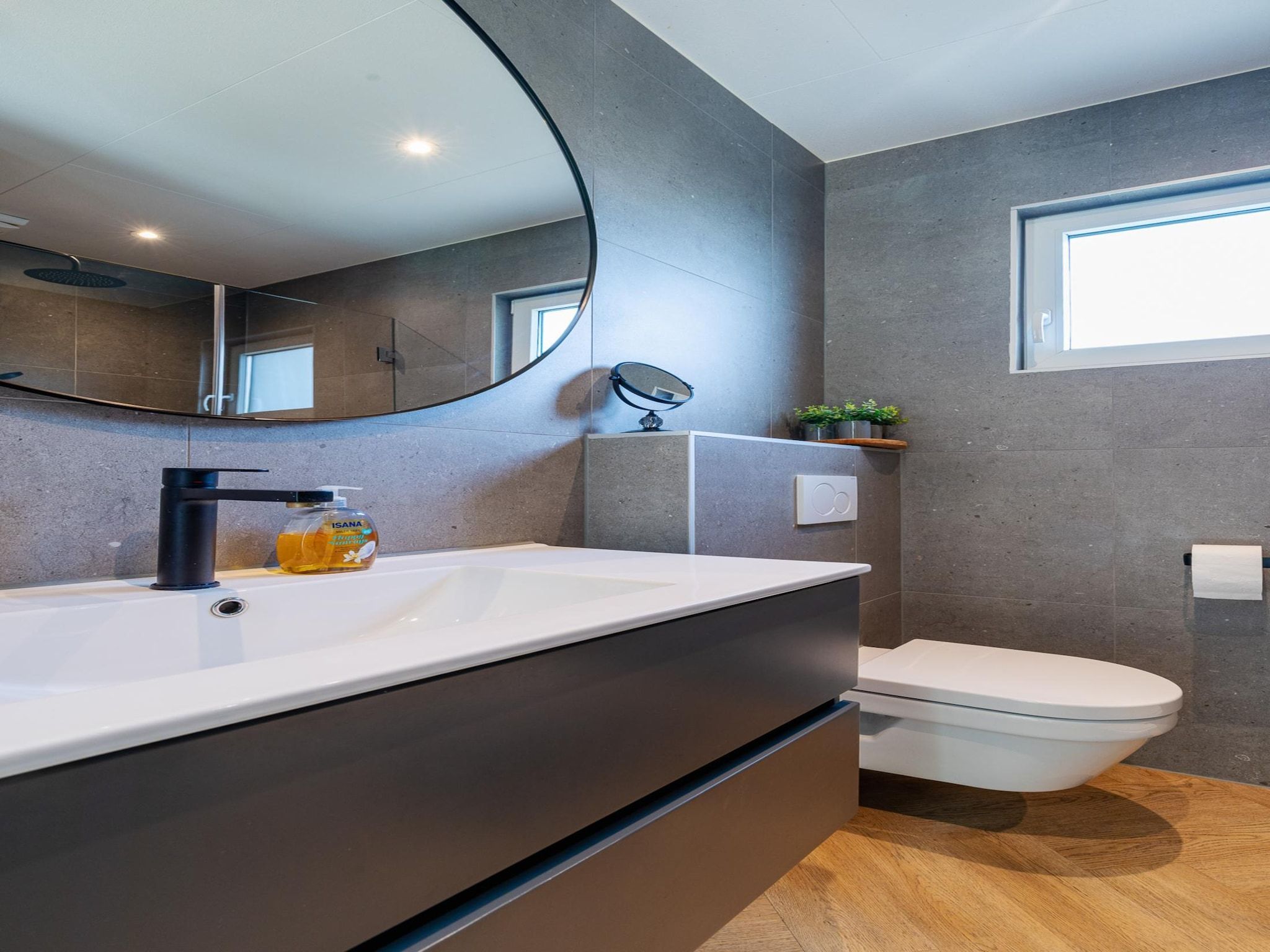 De badkamer van Chalet Julianahoeve | Beachhouse Renesse 2645 in Renesse