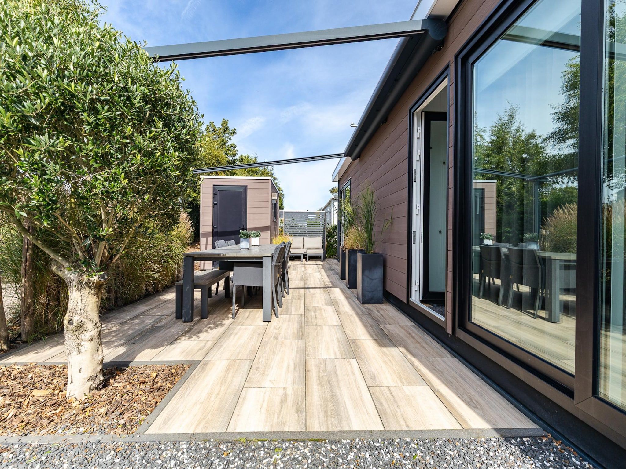 Het terras van Chalet Julianahoeve | Beachhouse Renesse 2645 in Renesse