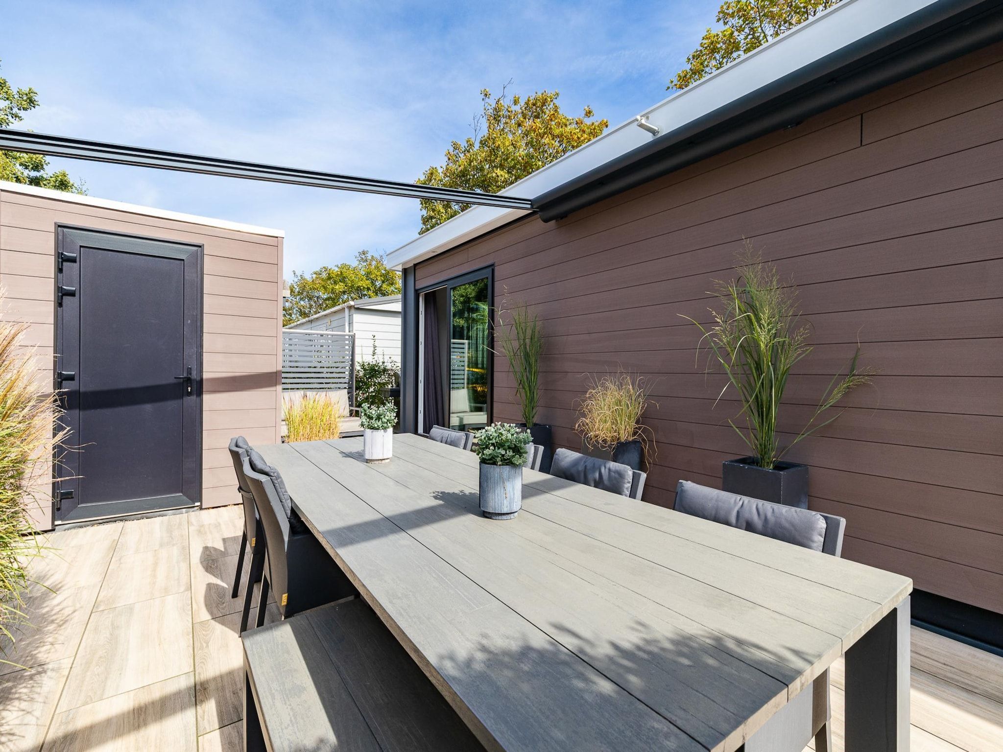 Het terras van Chalet Julianahoeve | Beachhouse Renesse 2645 in Renesse
