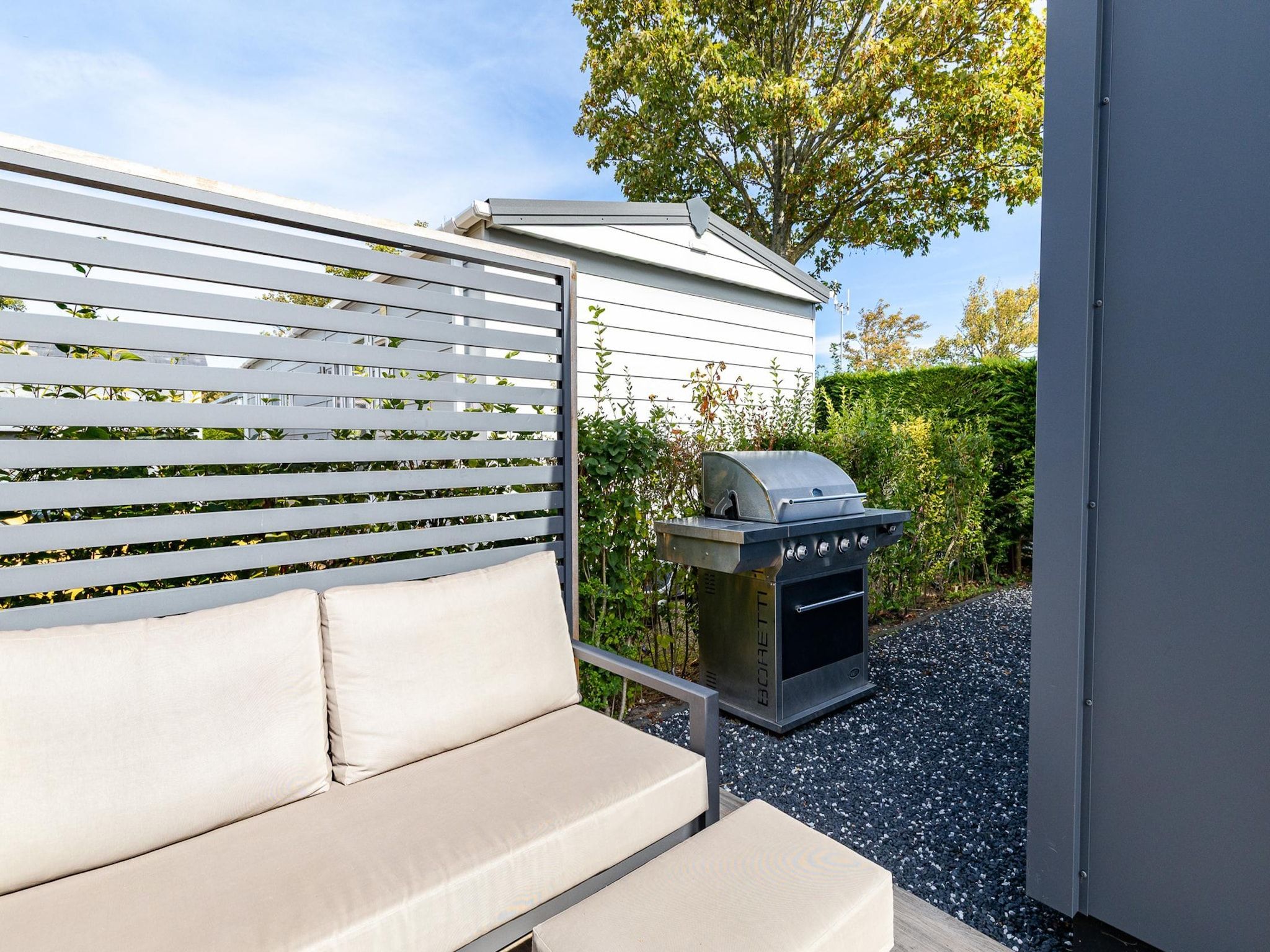 Het terras van Chalet Julianahoeve | Beachhouse Renesse 2645 in Renesse