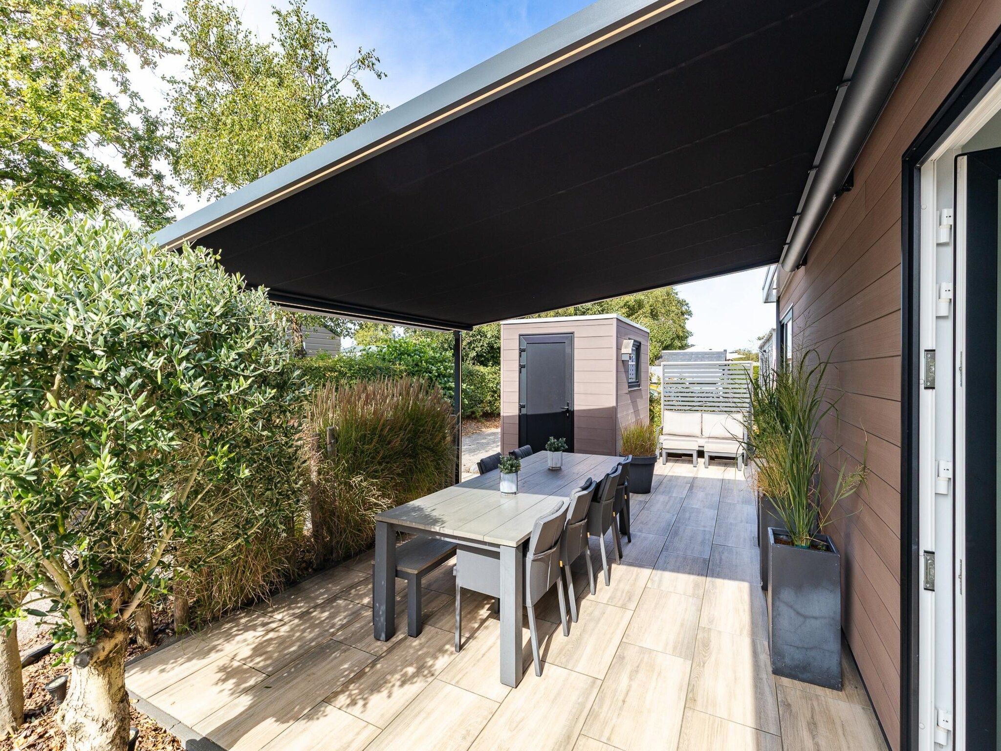 Het terras van Chalet Julianahoeve | Beachhouse Renesse 2645 in Renesse
