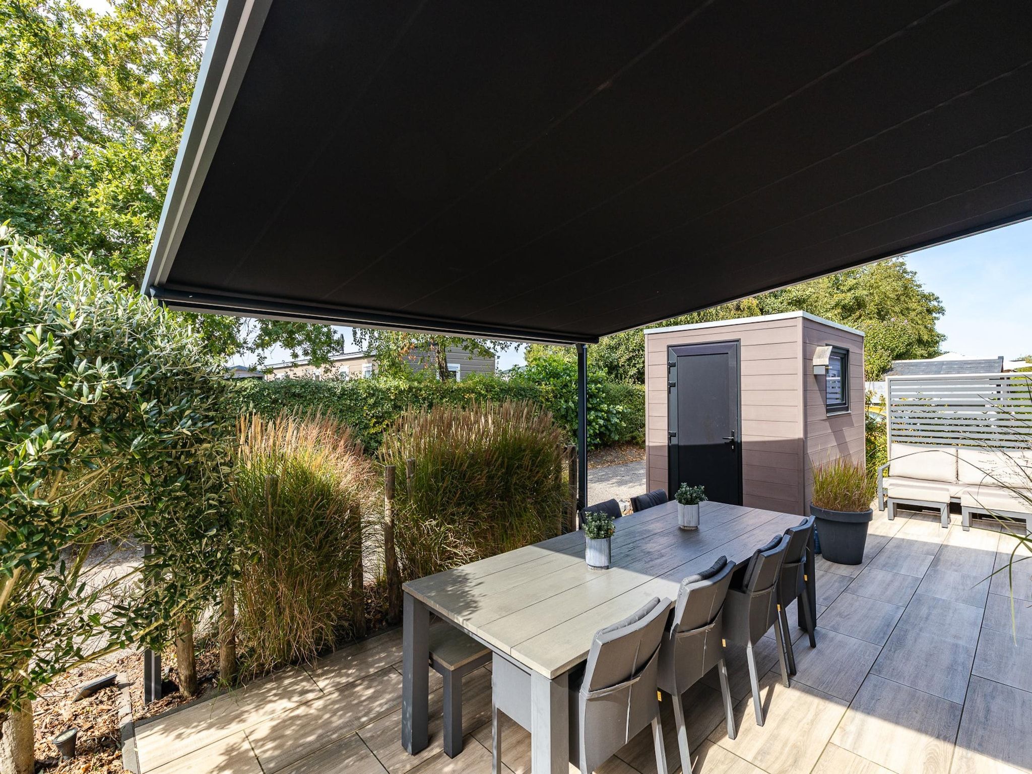 Het terras van Chalet Julianahoeve | Beachhouse Renesse 2645 in Renesse