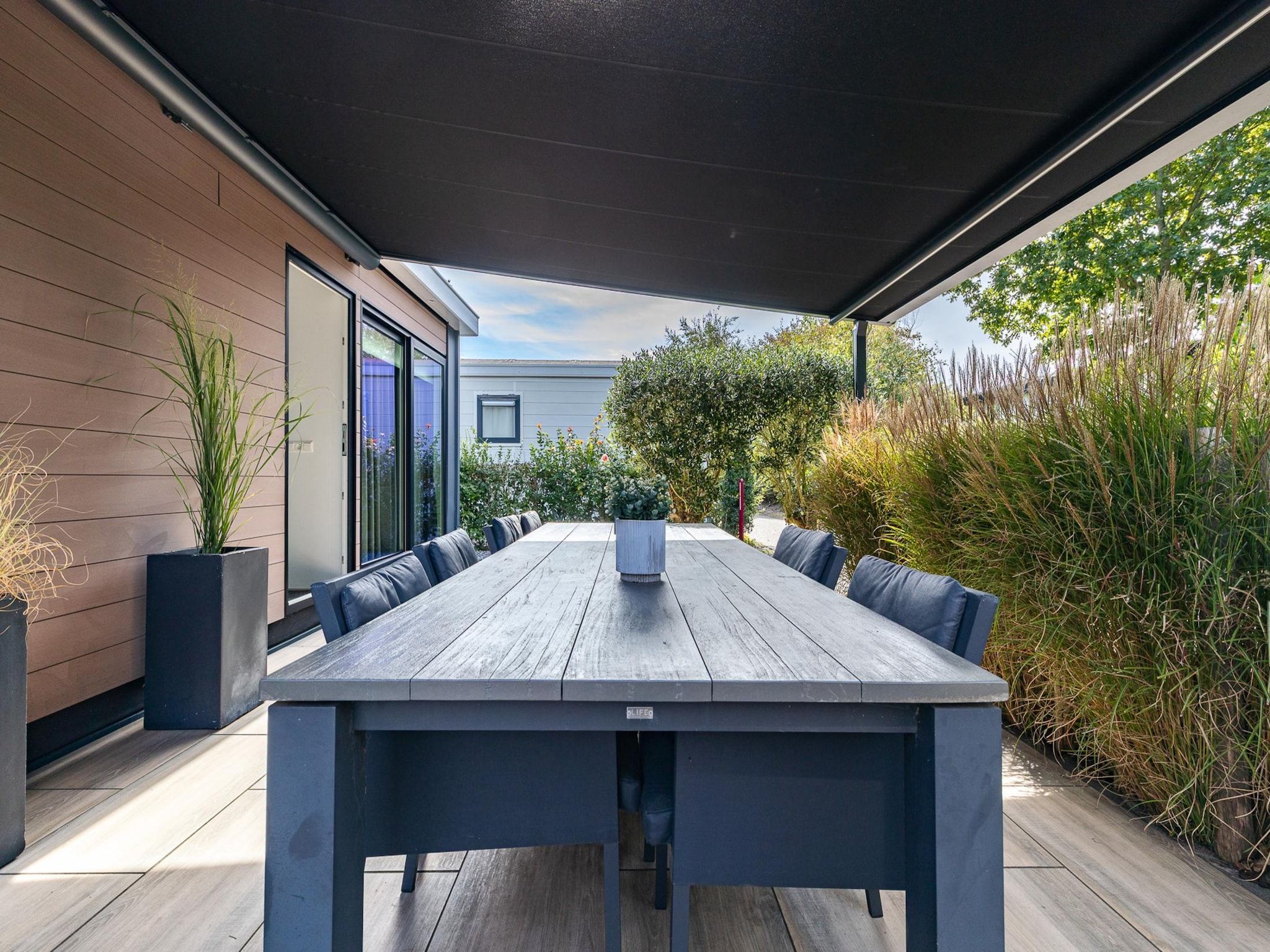 Het terras van Chalet Julianahoeve | Beachhouse Renesse 2645 in Renesse