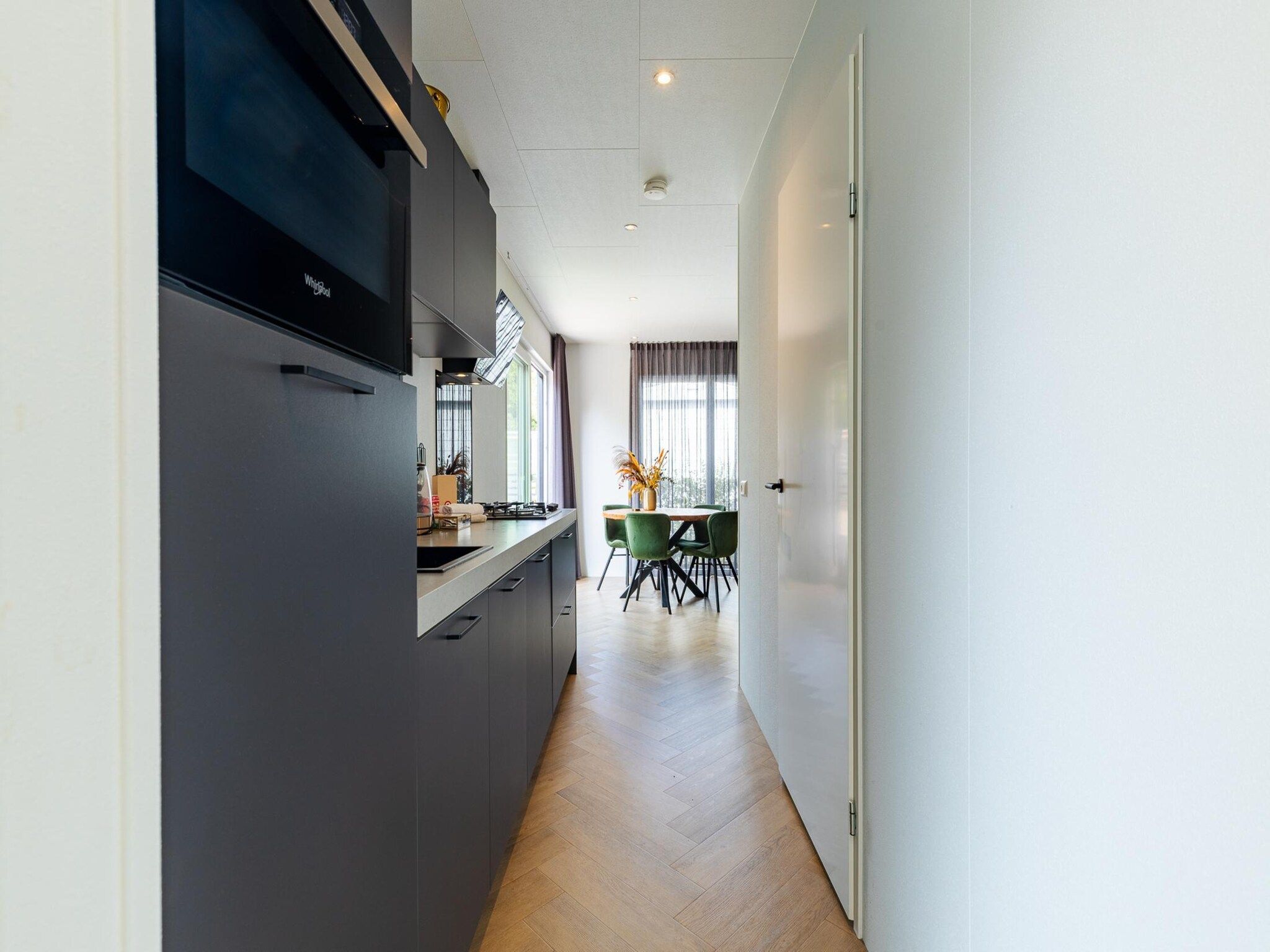 De keuken van Chalet Julianahoeve | Beachhouse Renesse 2645 in Renesse
