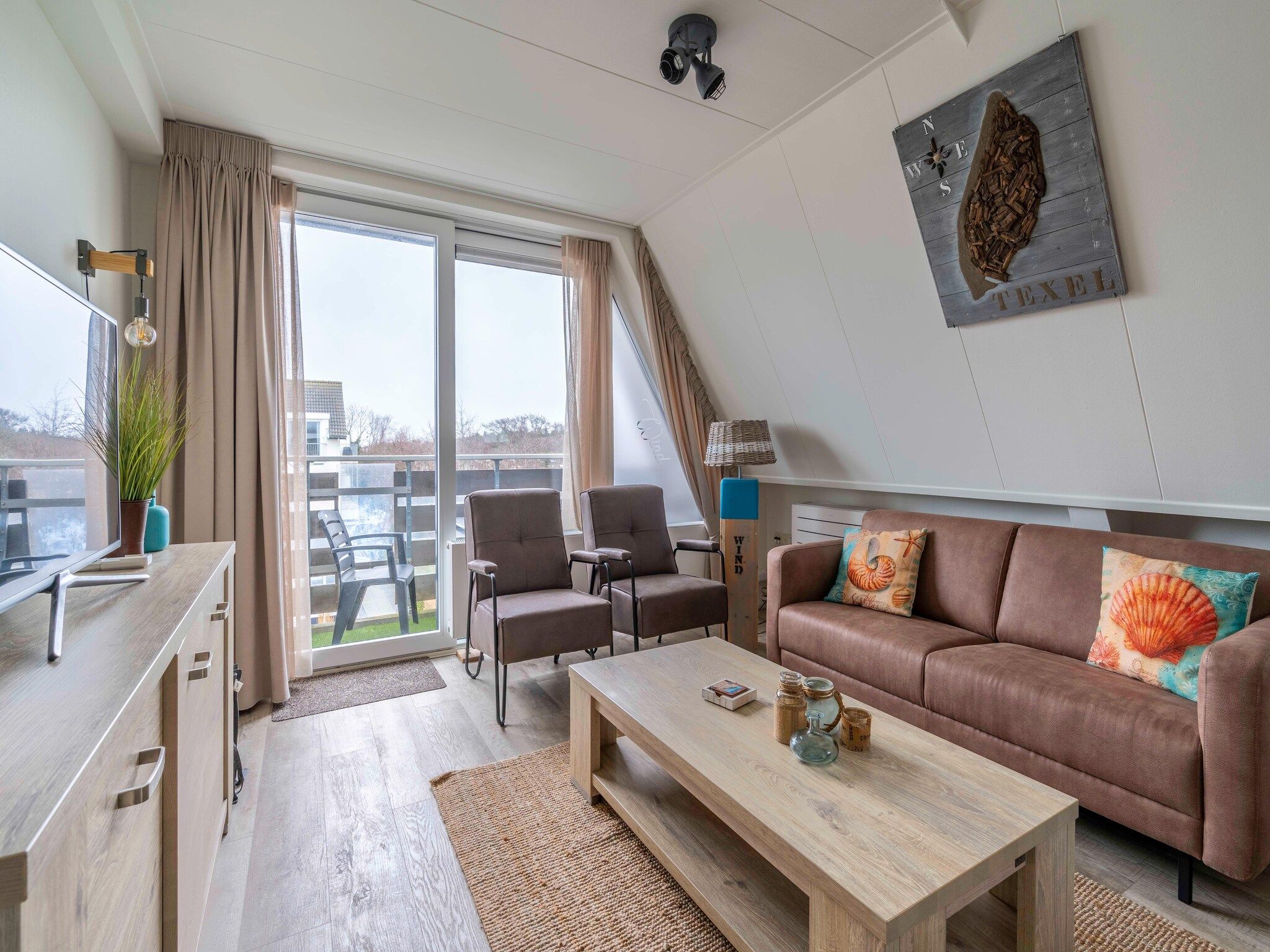 De woonkamer van De Anna 224 - Wind in De Koog
