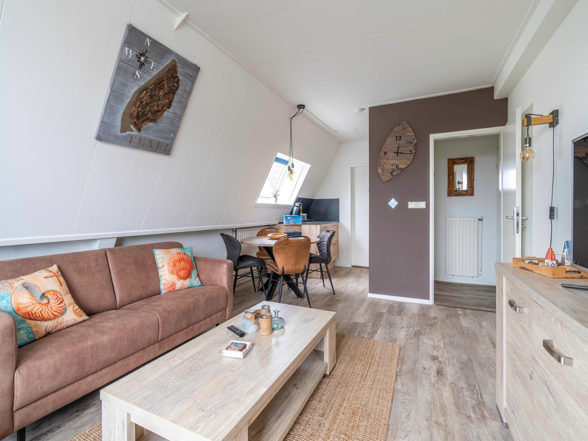 De woonkamer van De Anna 224 - Wind in De Koog