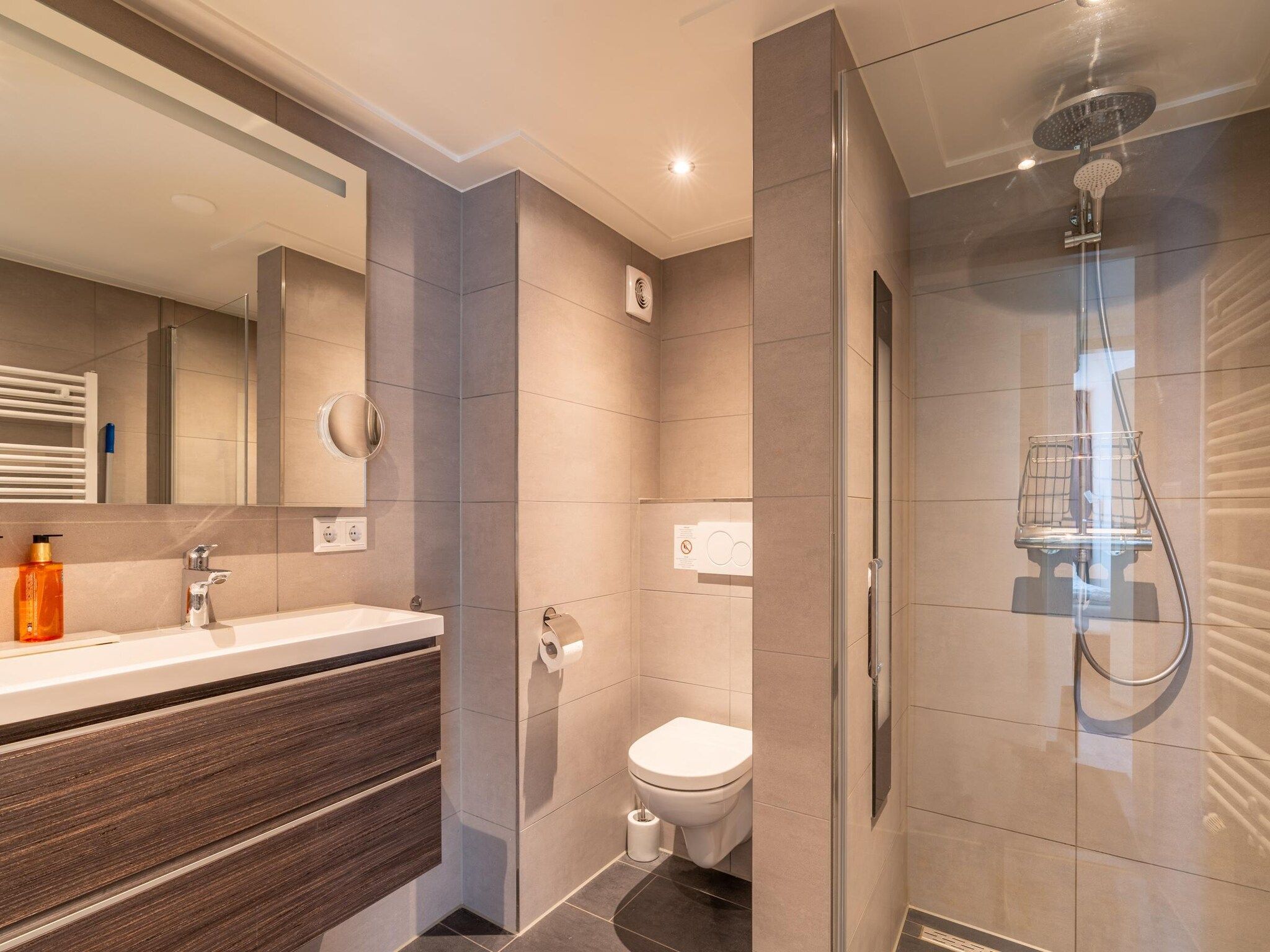 De badkamer van De Anna 218 - Zee in De Koog