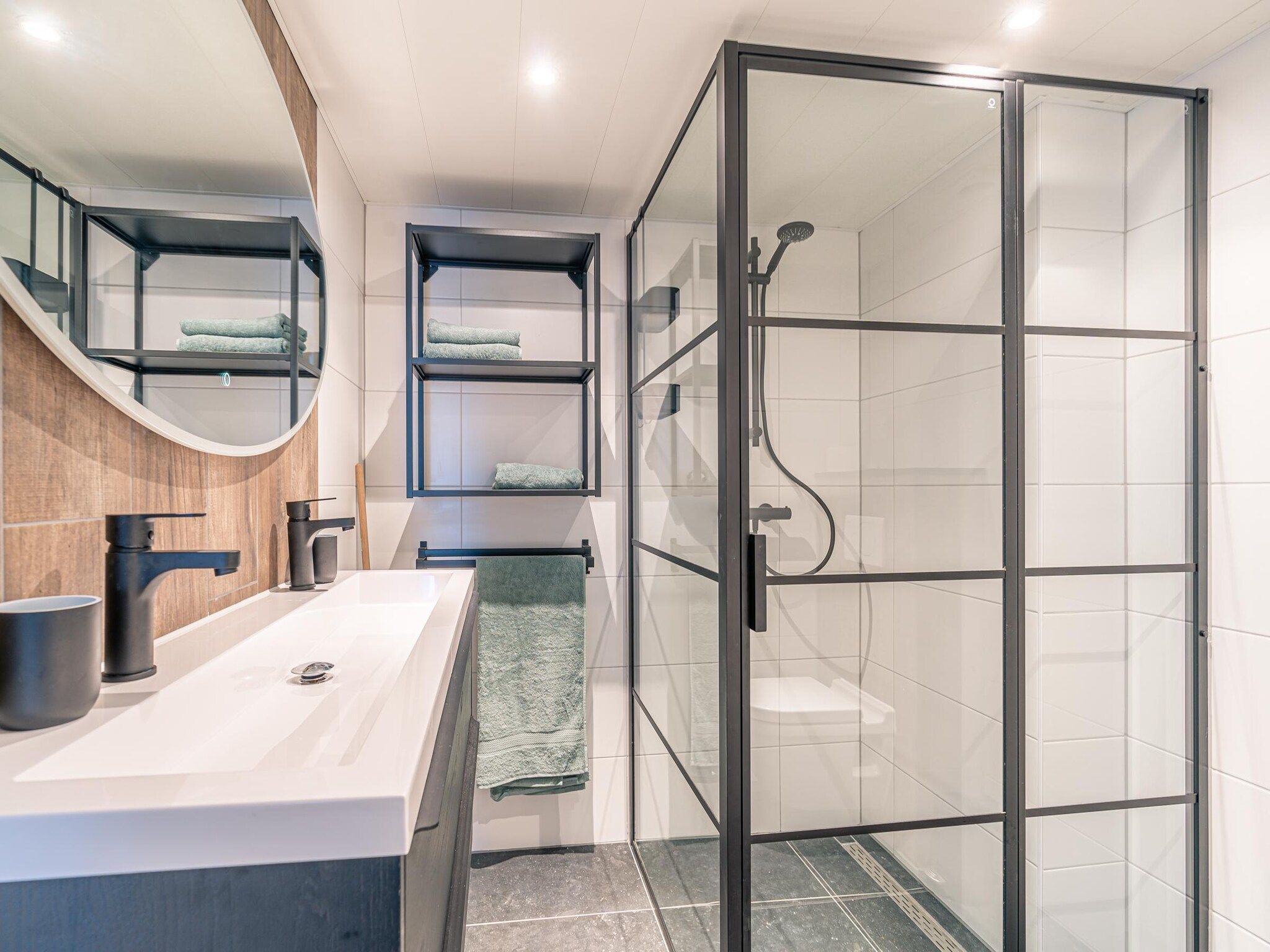 De badkamer van De Anna 220 - Zand in De Koog