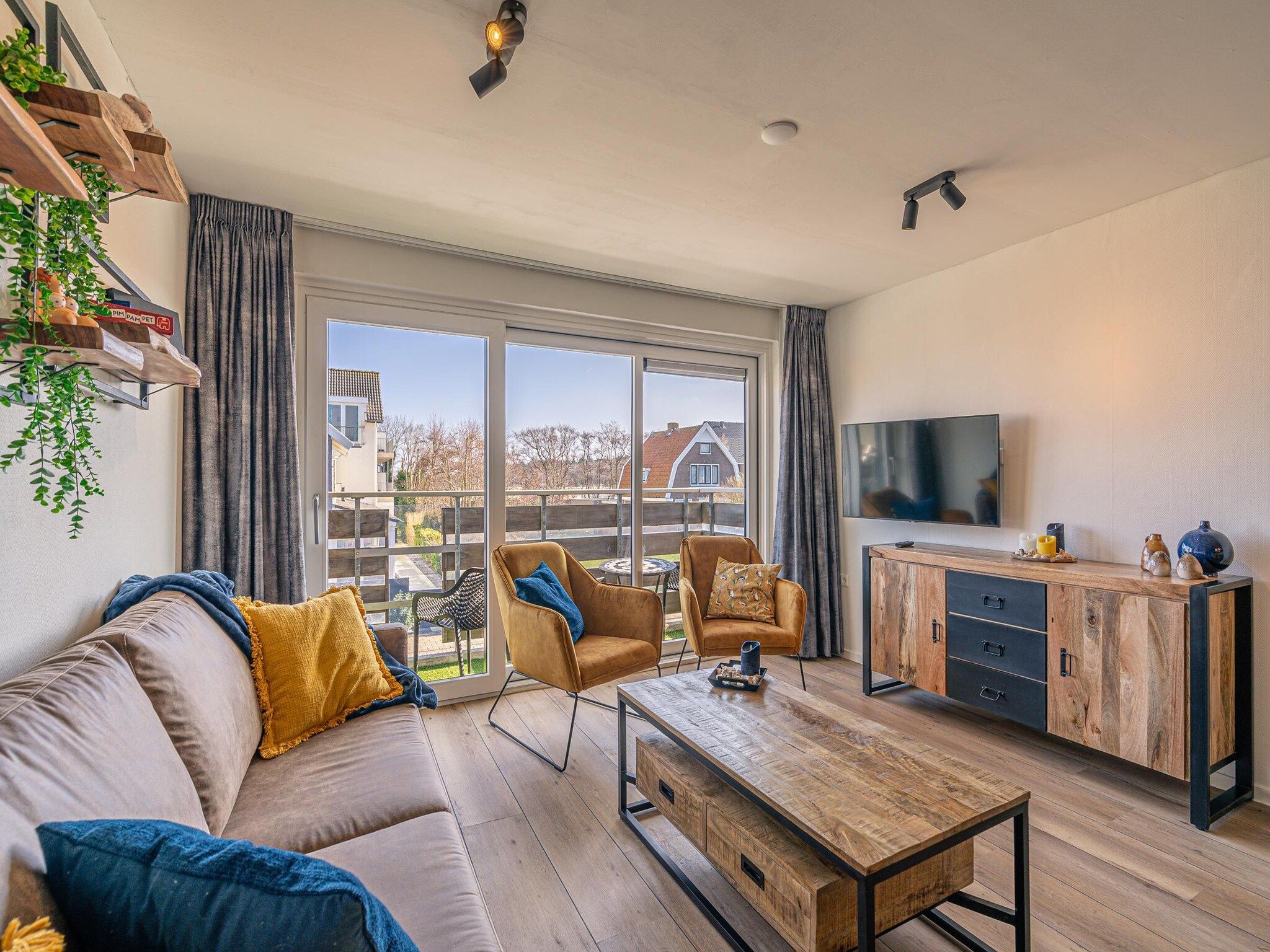 De woonkamer van De Anna 220 - Zand in De Koog