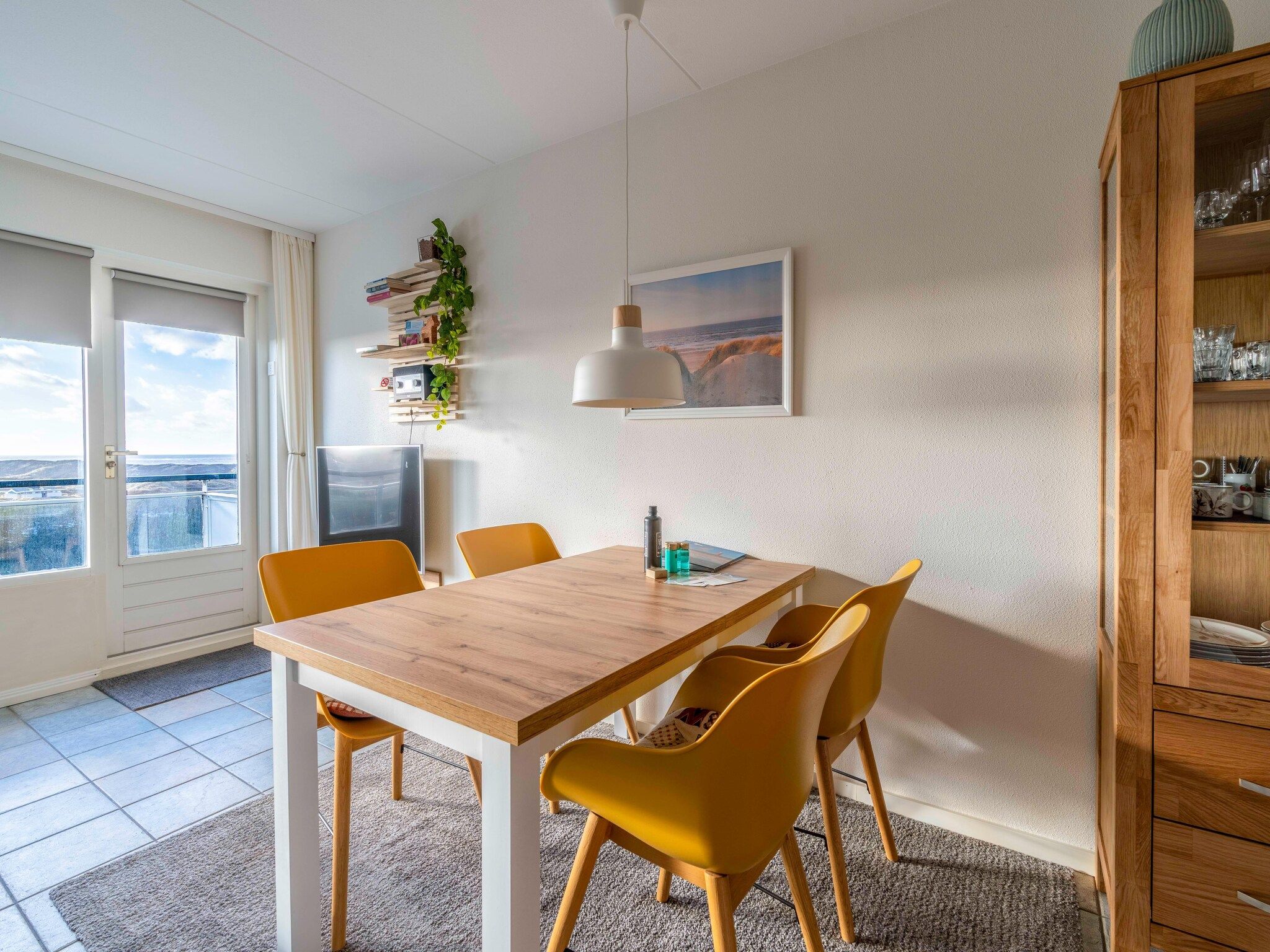De eetkamer van Juliana 142 in De Koog