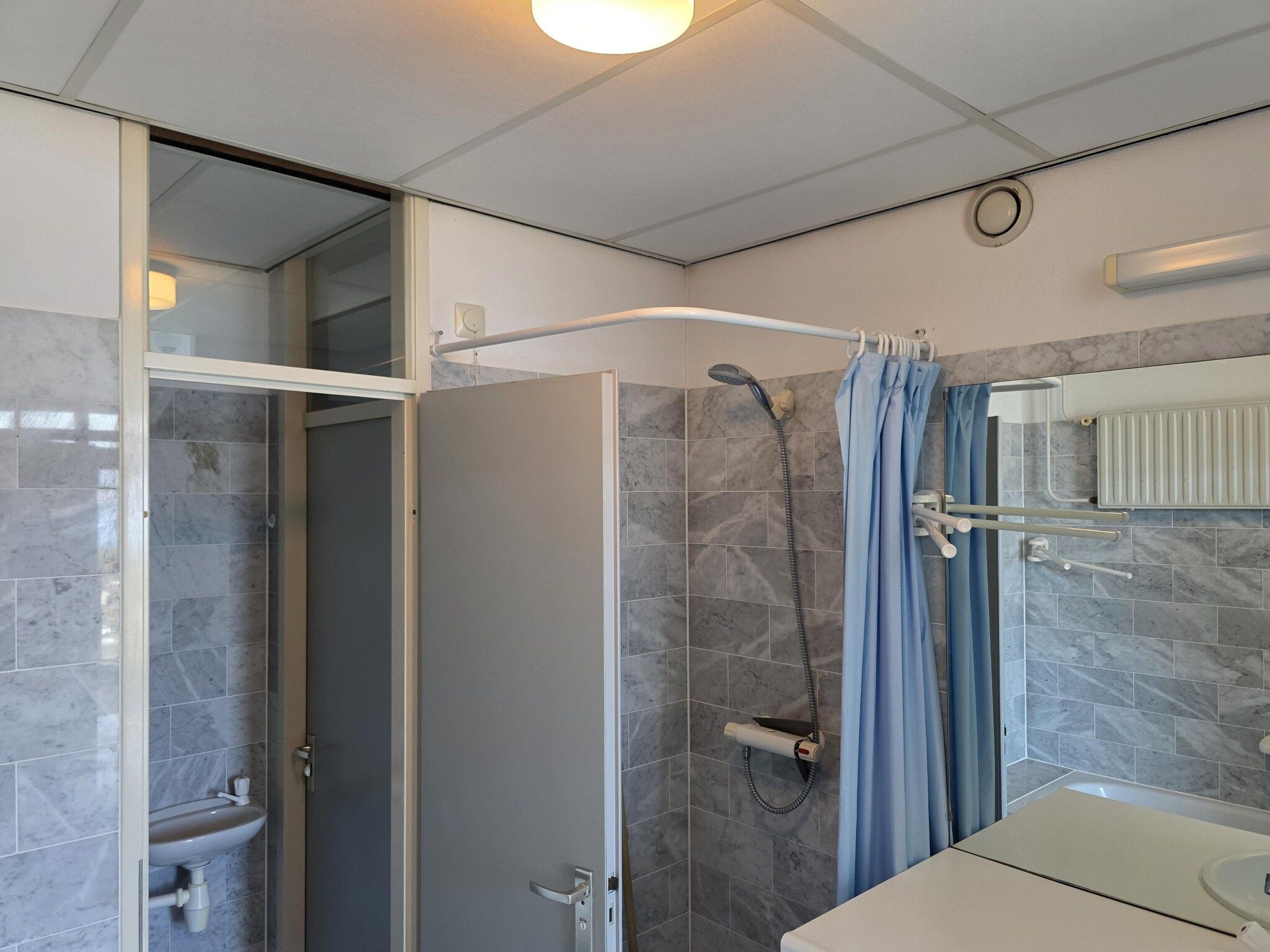 De badkamer van Juliana 162 in De Koog