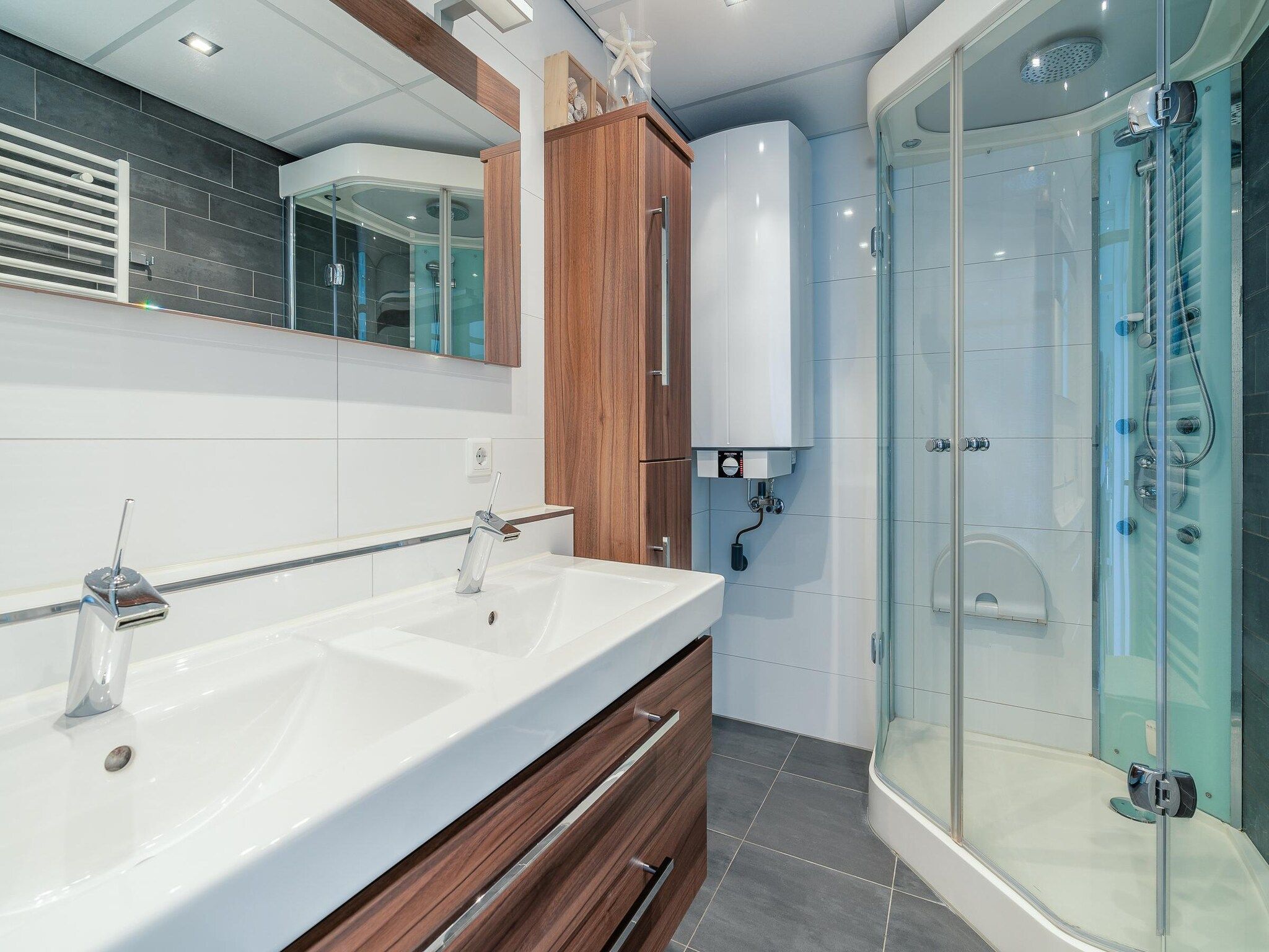 De badkamer van Juliana 106 in De Koog