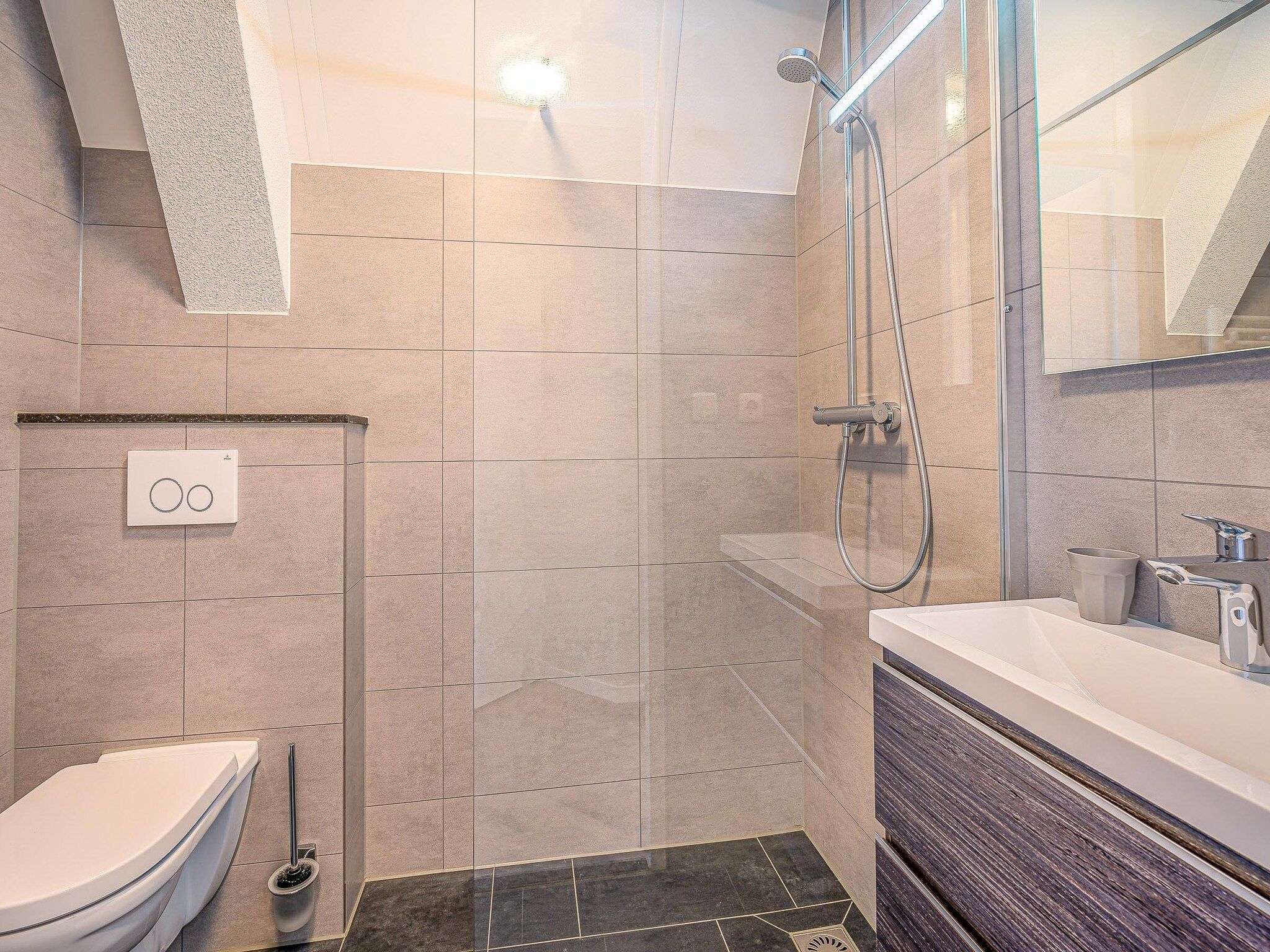De badkamer van Zeedistel 22 in De Koog