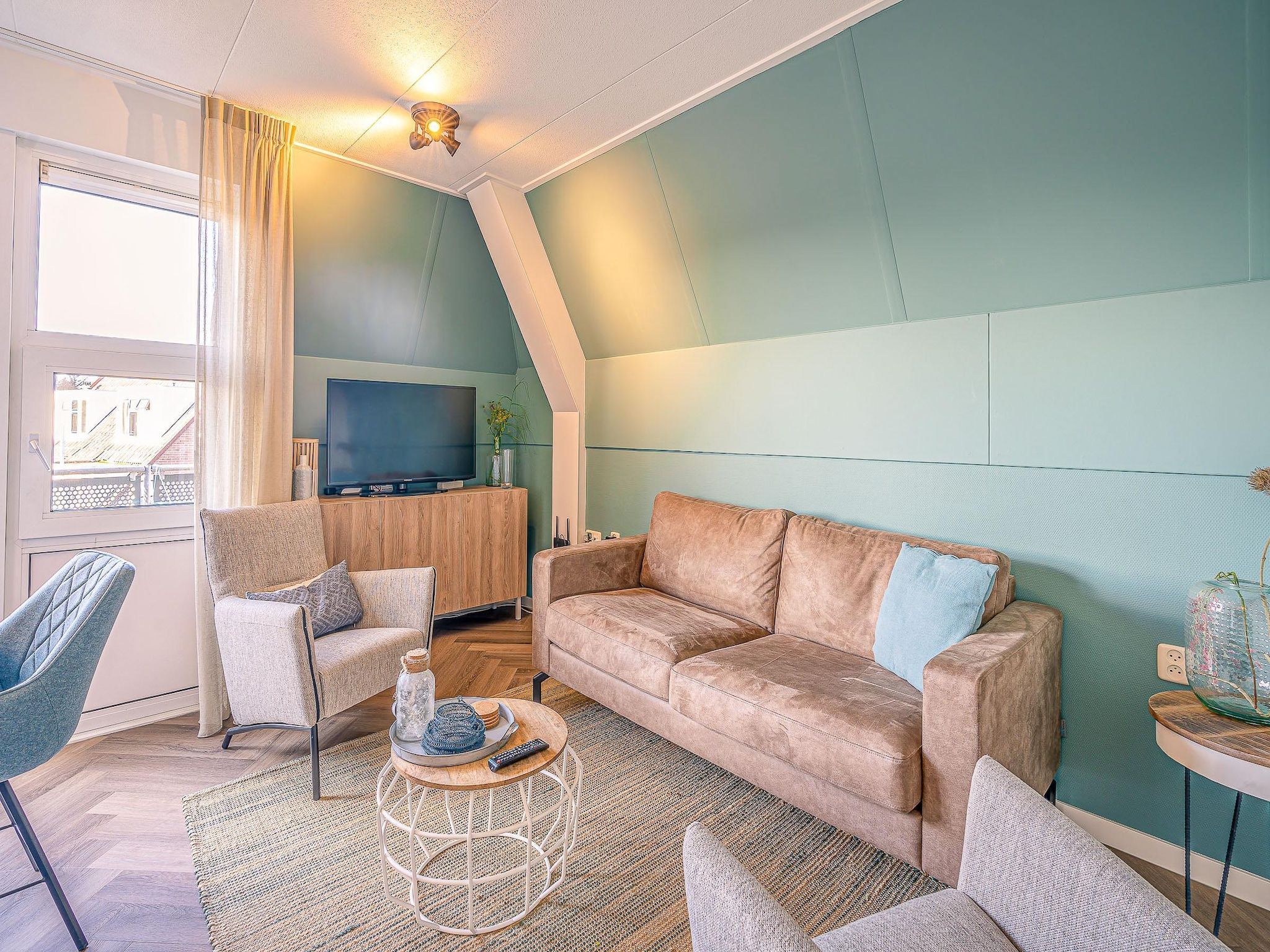 De woonkamer van Zeedistel 22 in De Koog