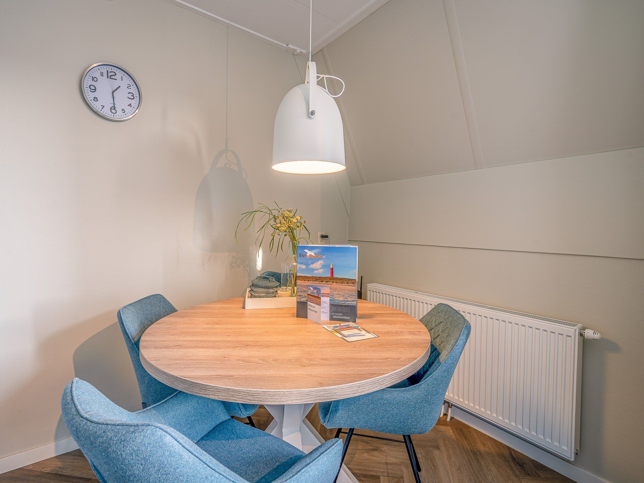 De eetkamer van Zeedistel 24 in De Koog