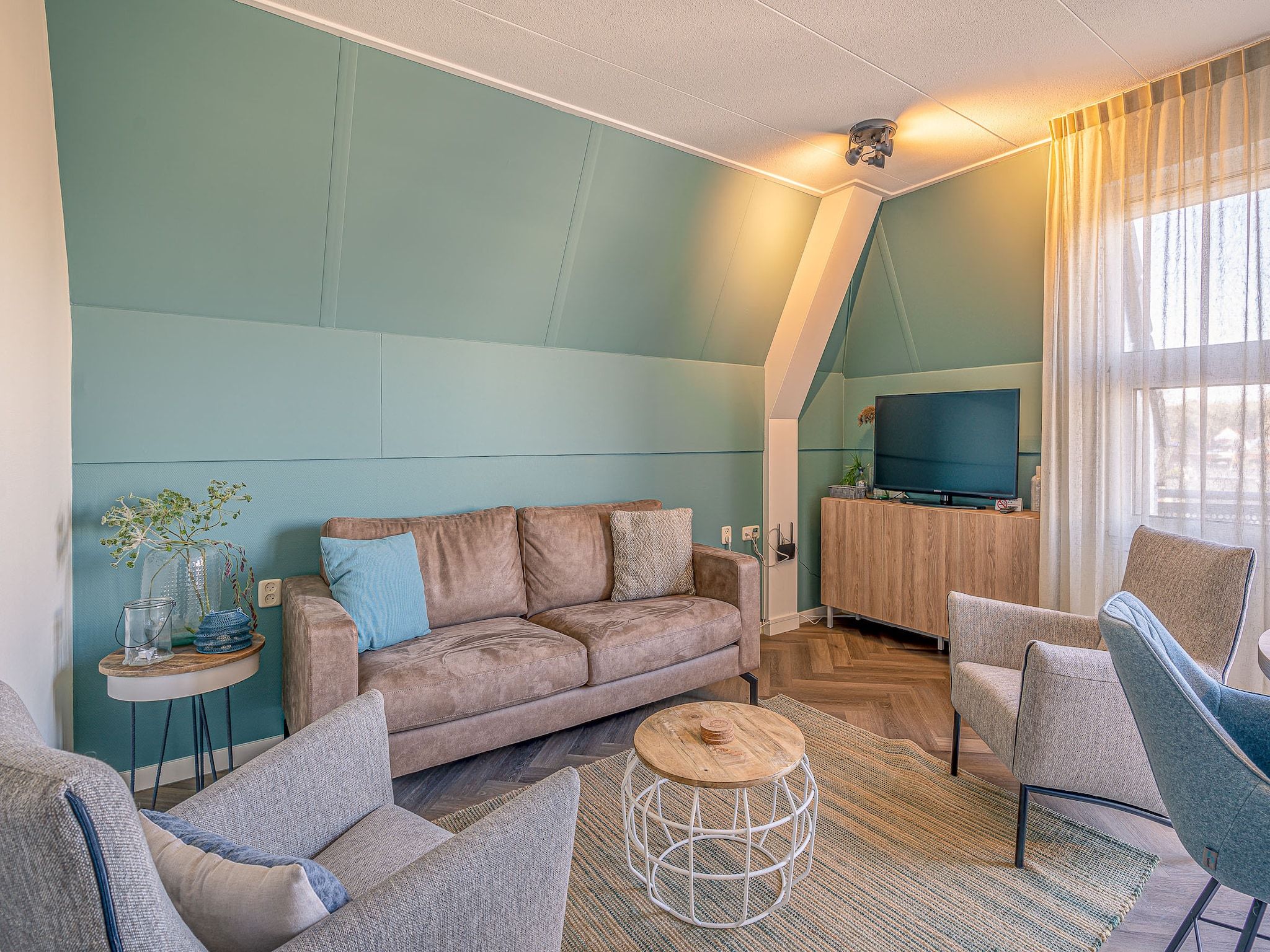 De woonkamer van Zeedistel 28 in De Koog