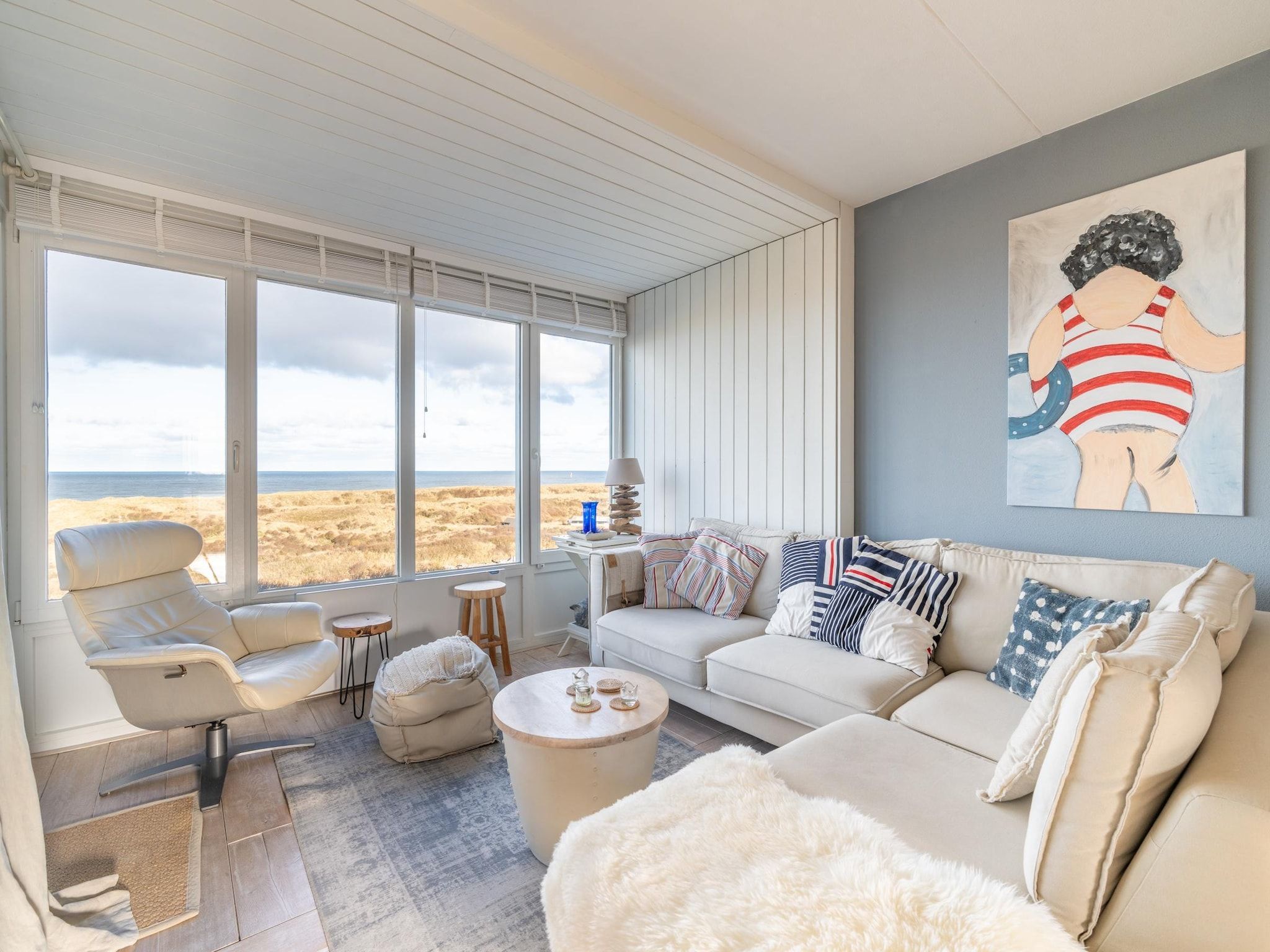 De woonkamer van Juliana 104 in De Koog