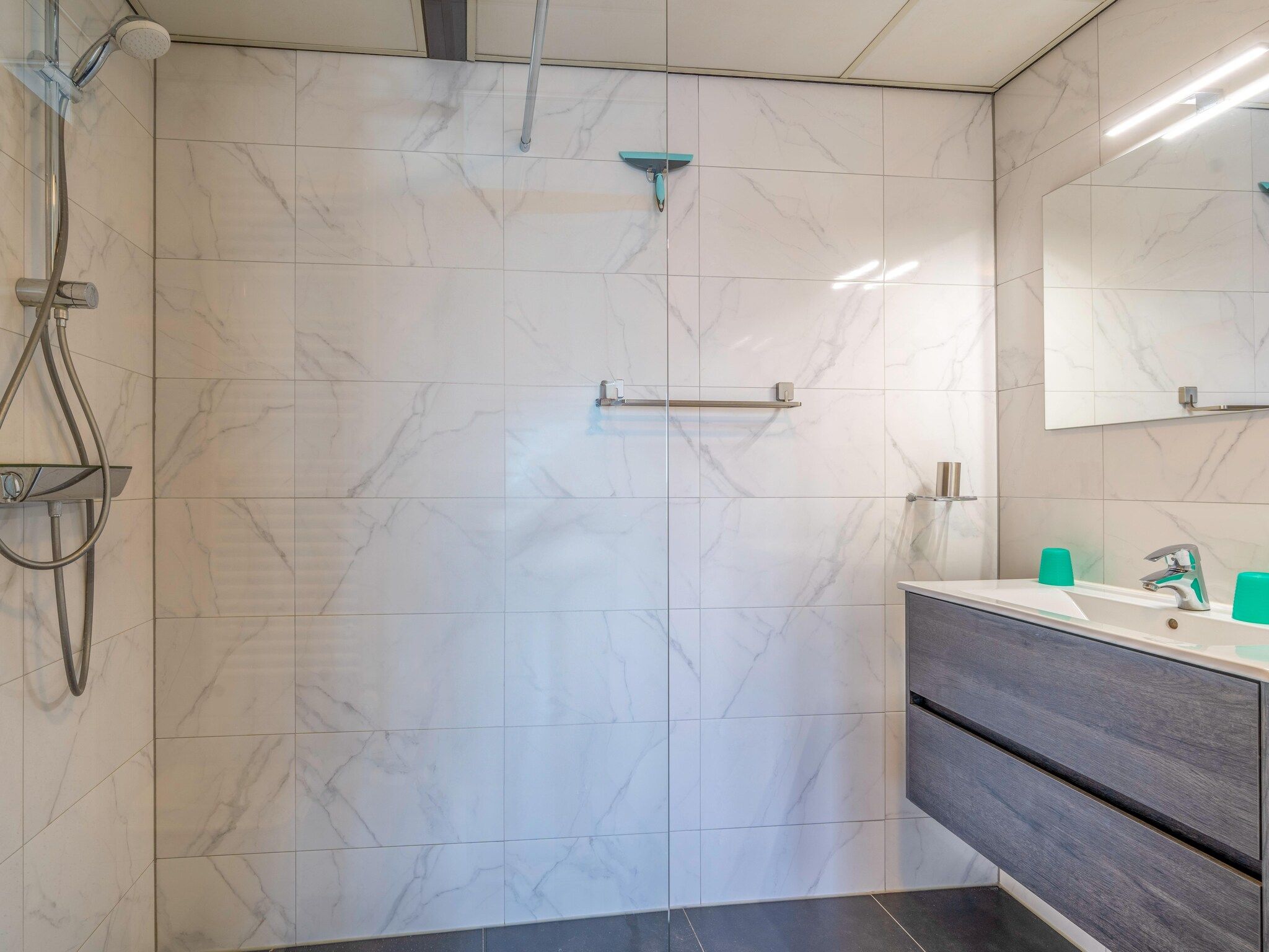 De badkamer van Juliana 126 in De Koog