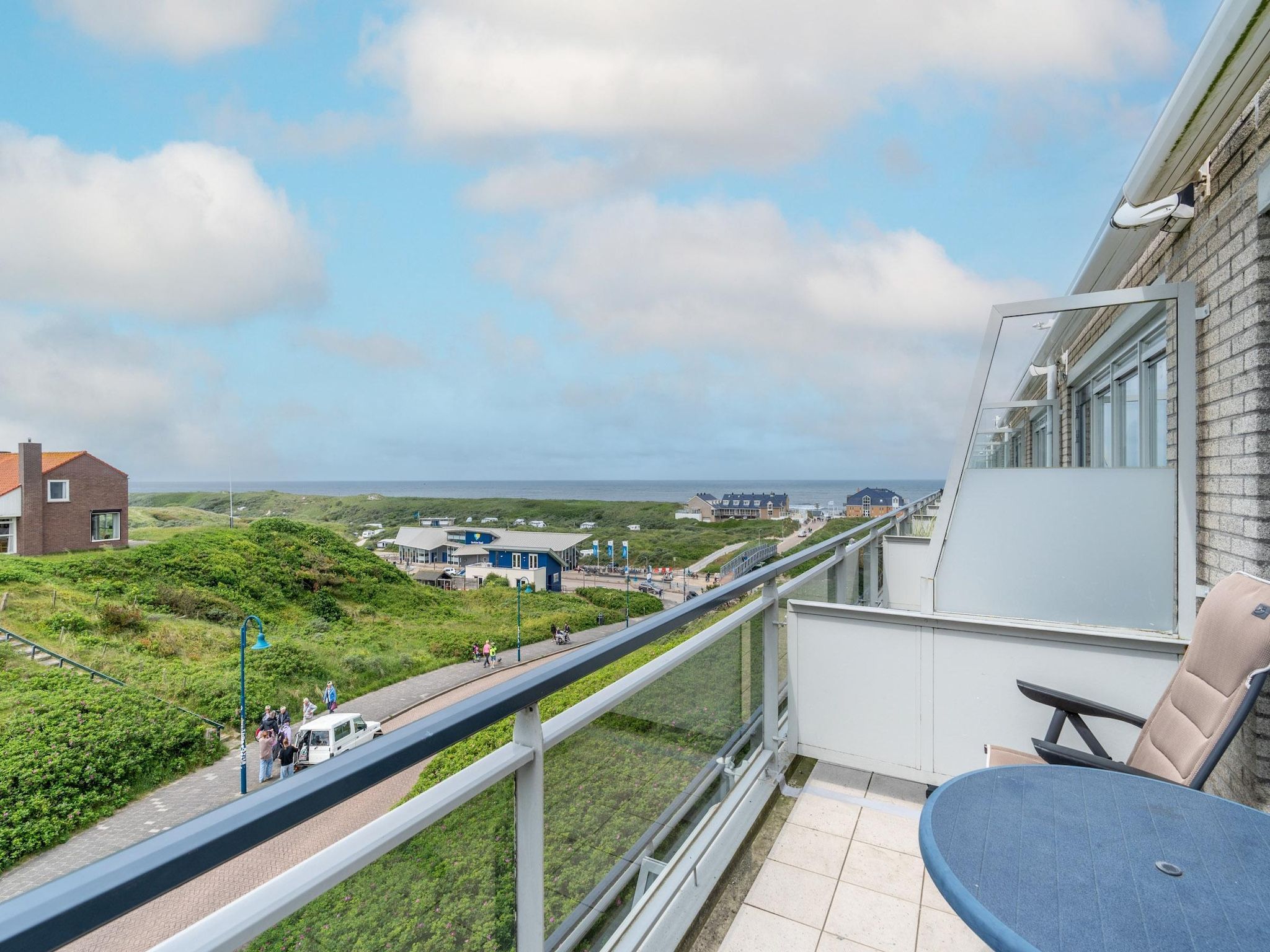 Het terras van Juliana 136 in De Koog