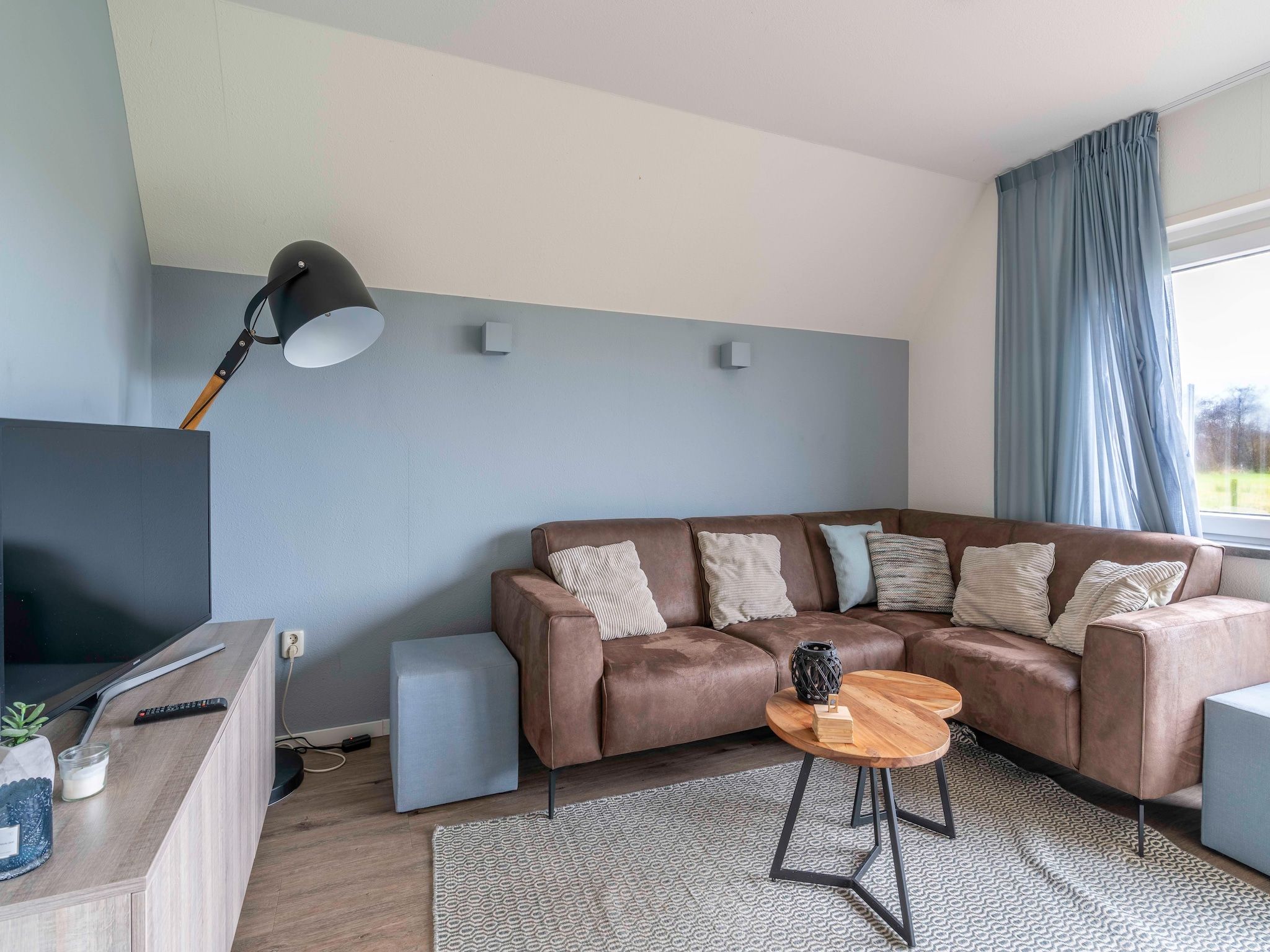 De woonkamer van Nieuwlanderweg 77 in De Waal