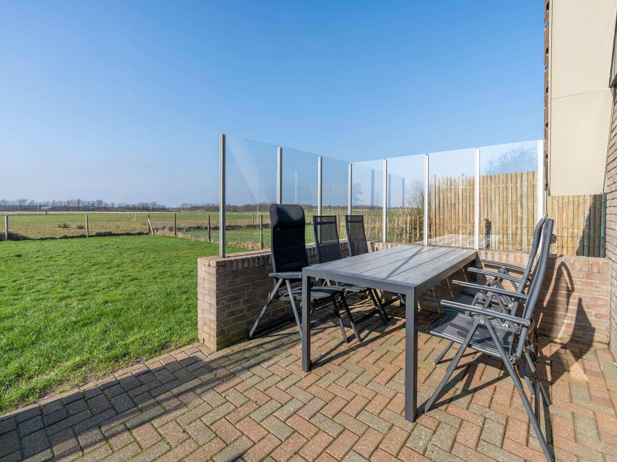 Het terras van Nieuwlanderweg 77 in De Waal