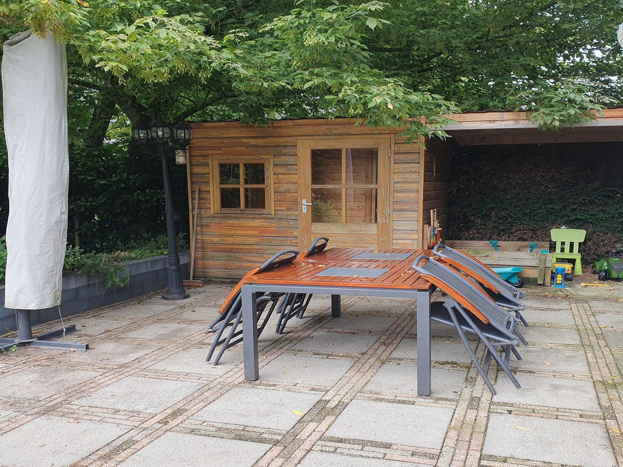 Het terras van 7 - Persoons Forest 217 Sauna Bungalow in Ewijk