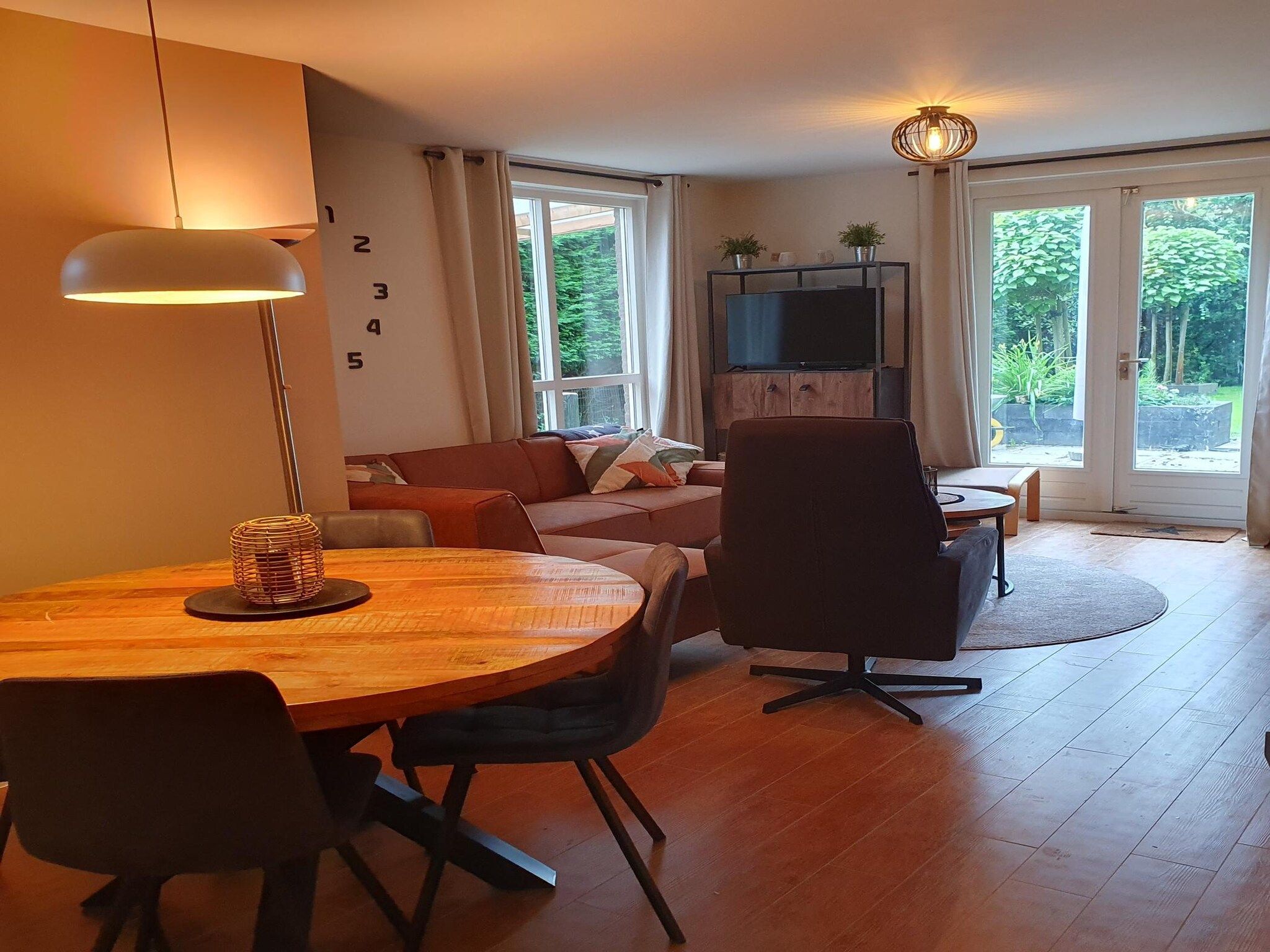 De eetkamer van 7 - Persoons Forest 217 Sauna Bungalow in Ewijk