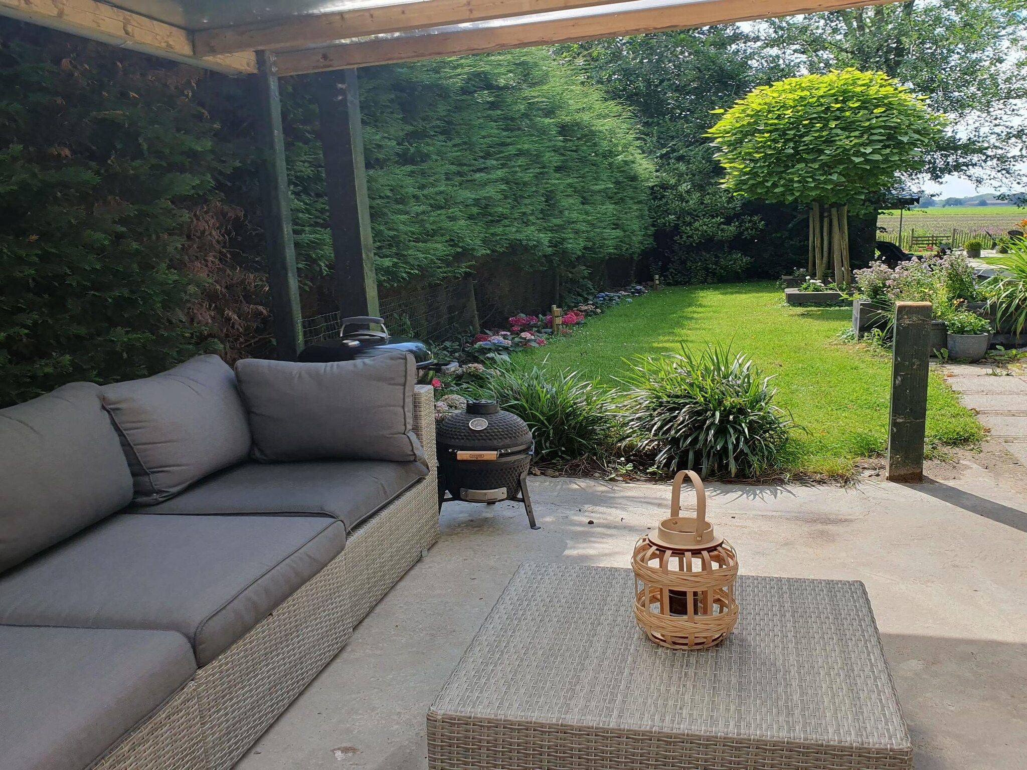 Het terras van 7 - Persoons Forest 217 Sauna Bungalow in Ewijk