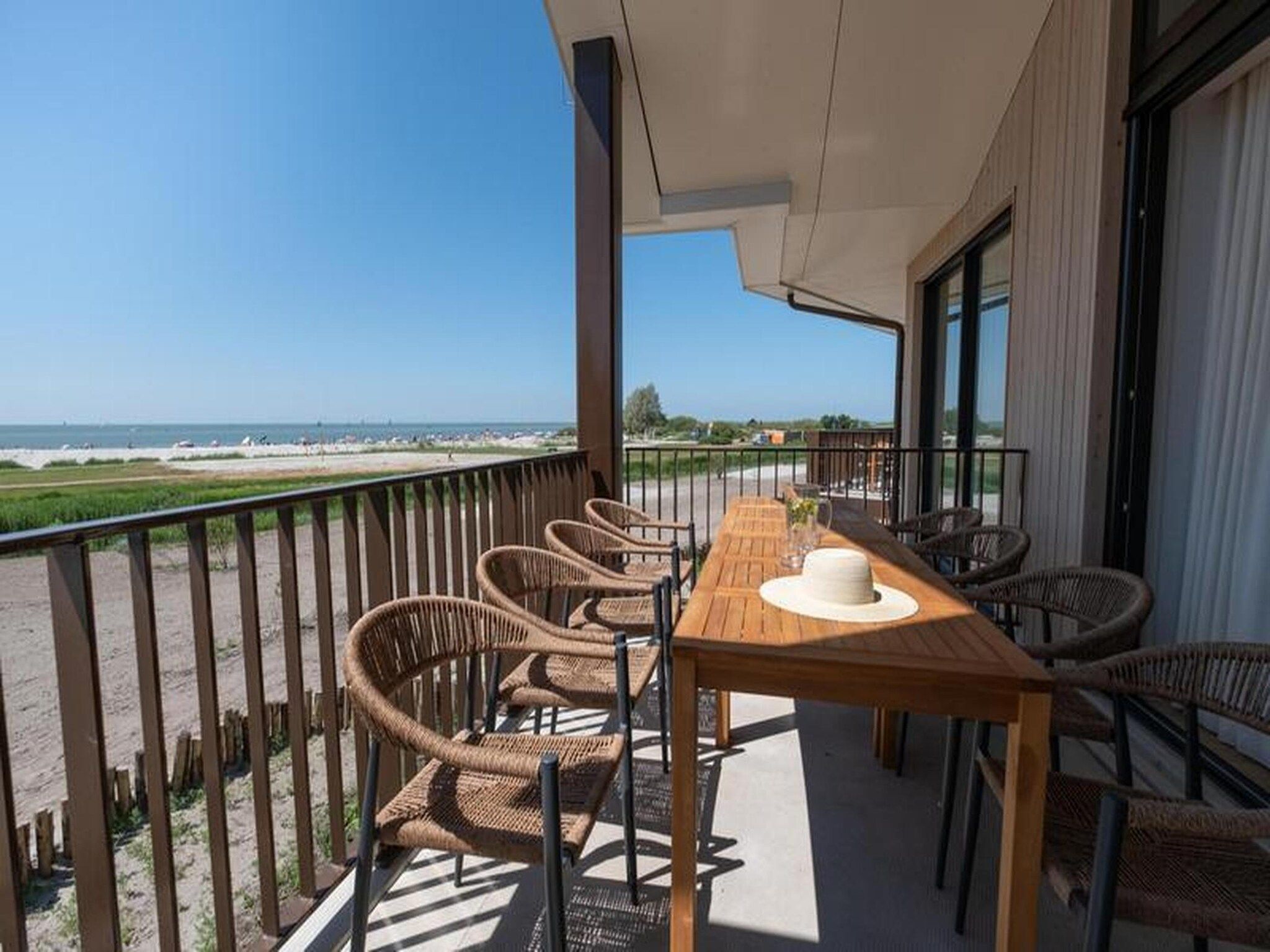 Het terras van Luxury Beach Apartment | 8 Pers. in Workum