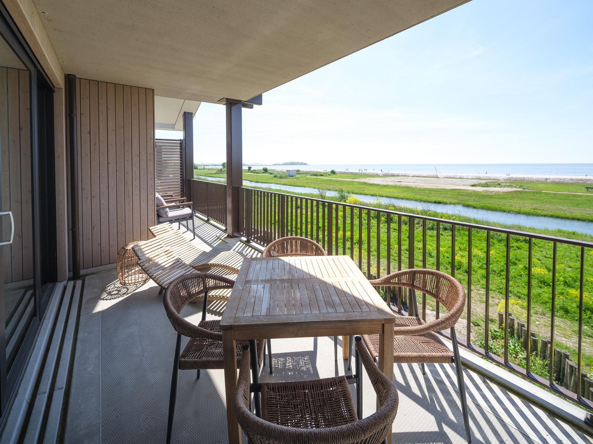 Het terras van Luxury Beach Apartment | 4 Pers. in Workum