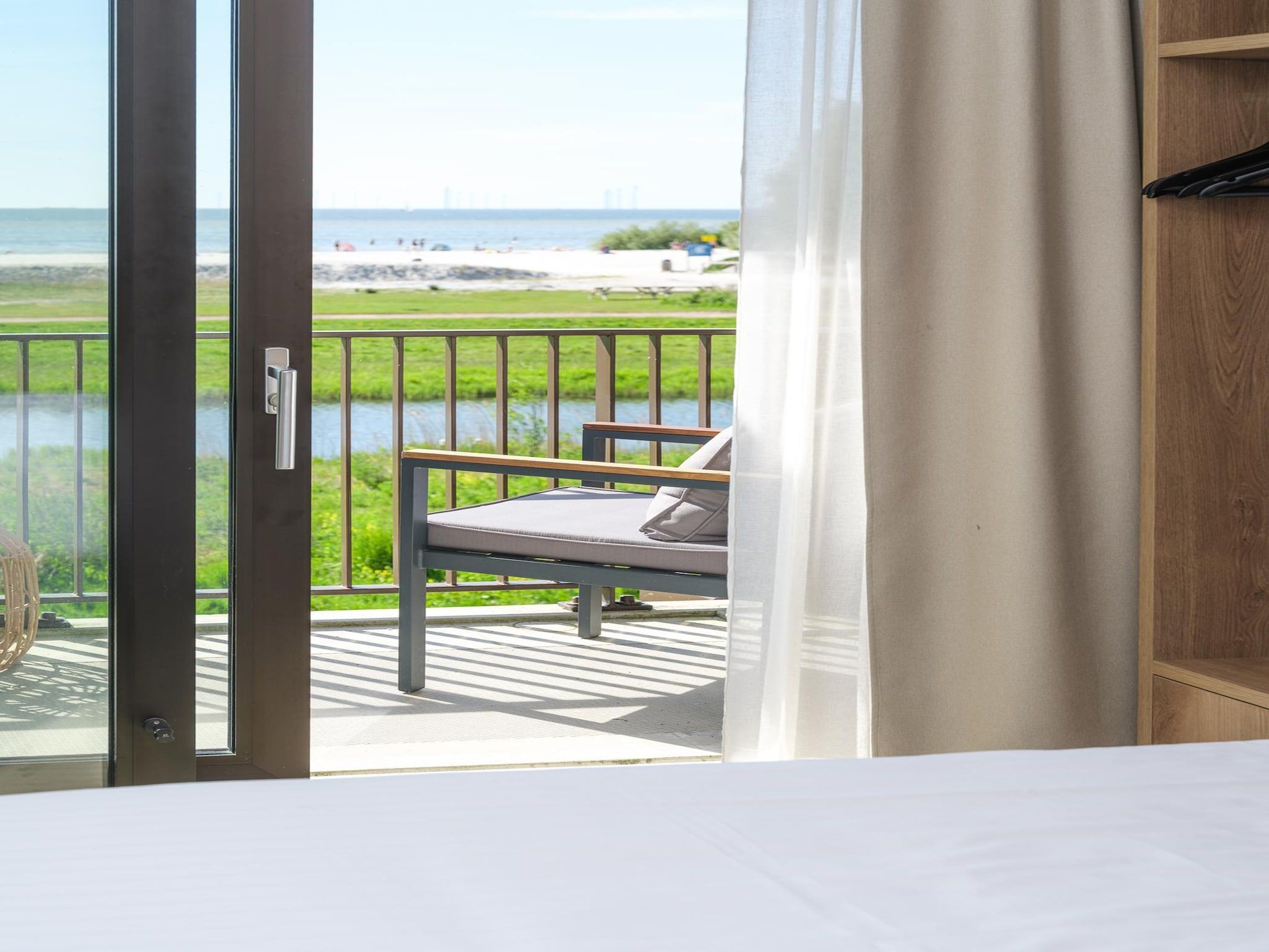 Het terras van Luxury Beach Studio | 2 Pers. in Workum