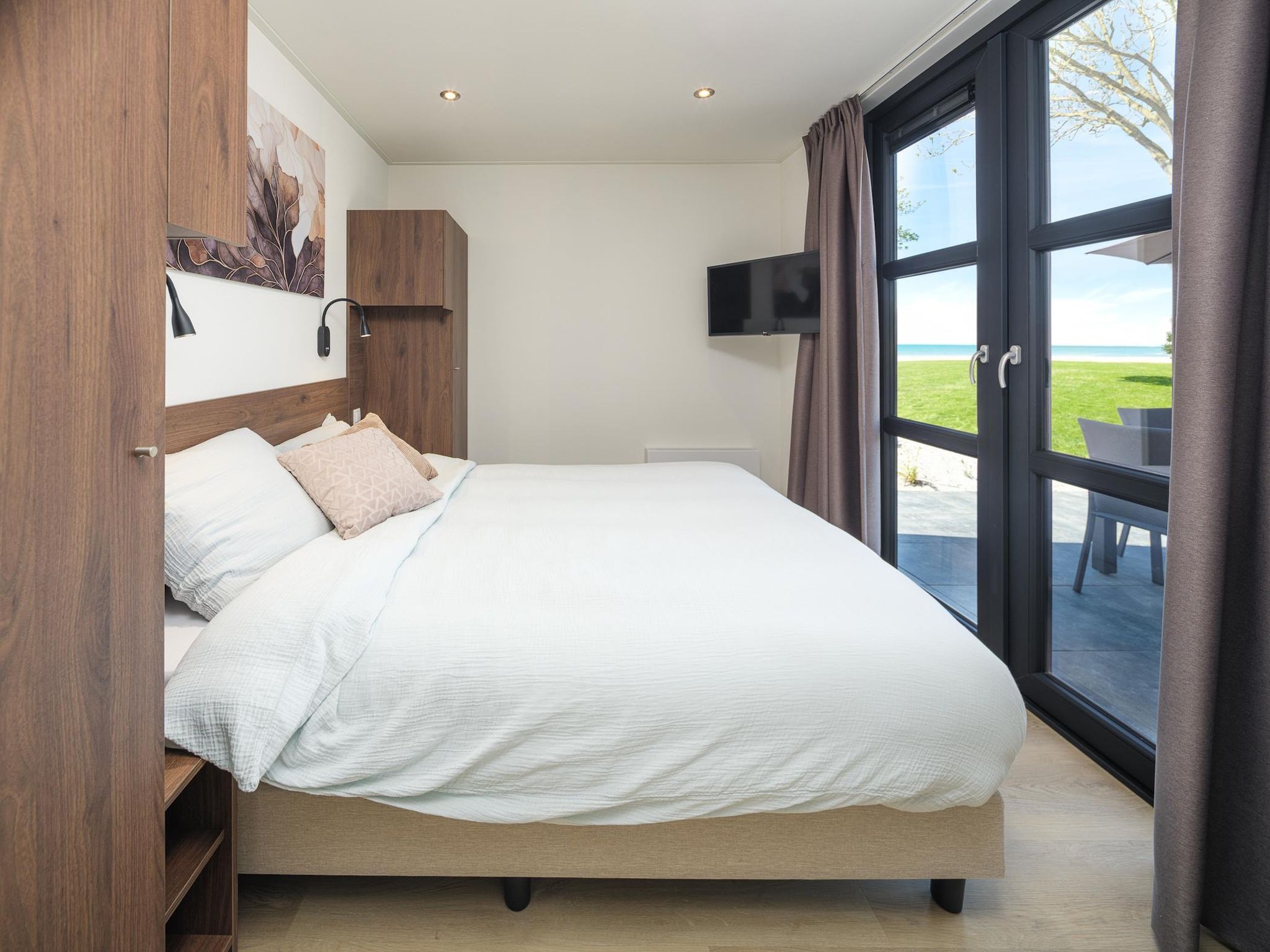 Een slaapkamer van Villa L-Meerzicht | 6 pers. Roof terrace in Workum