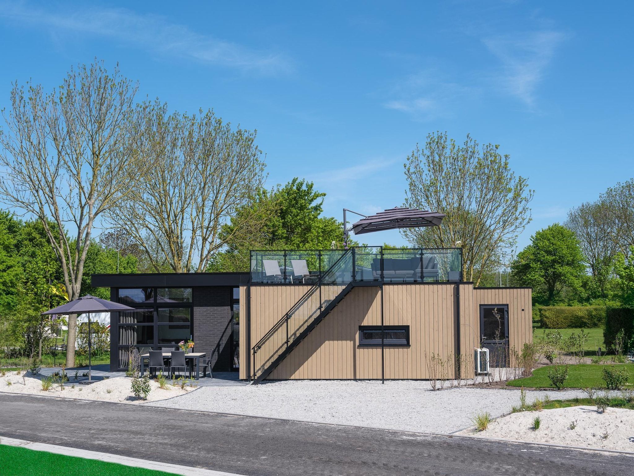 De buitenkant van Villa L-Meerzicht | 6 pers. Roof terrace in Workum