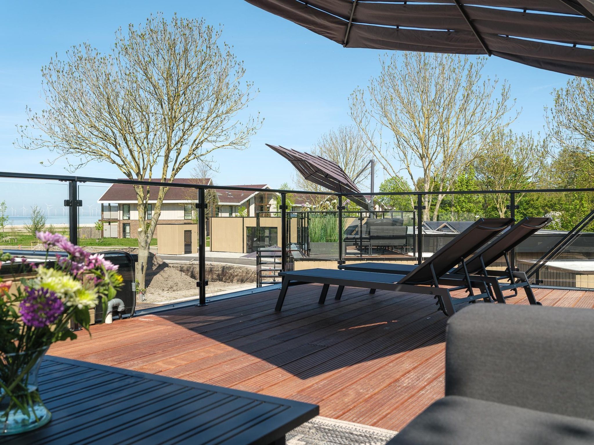 Het terras van Villa L-Meerzicht | 4 pers. Roof Terrace in Workum