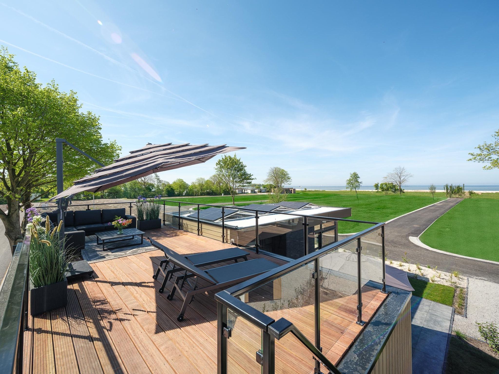 Het terras van Villa L-Meerzicht | 4 pers. Roof Terrace in Workum