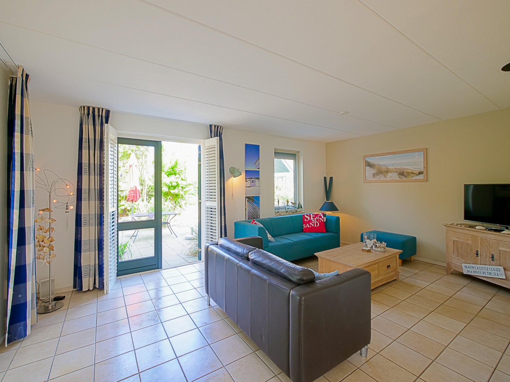 De woonkamer van Villa Noorderzon in Julianadorp