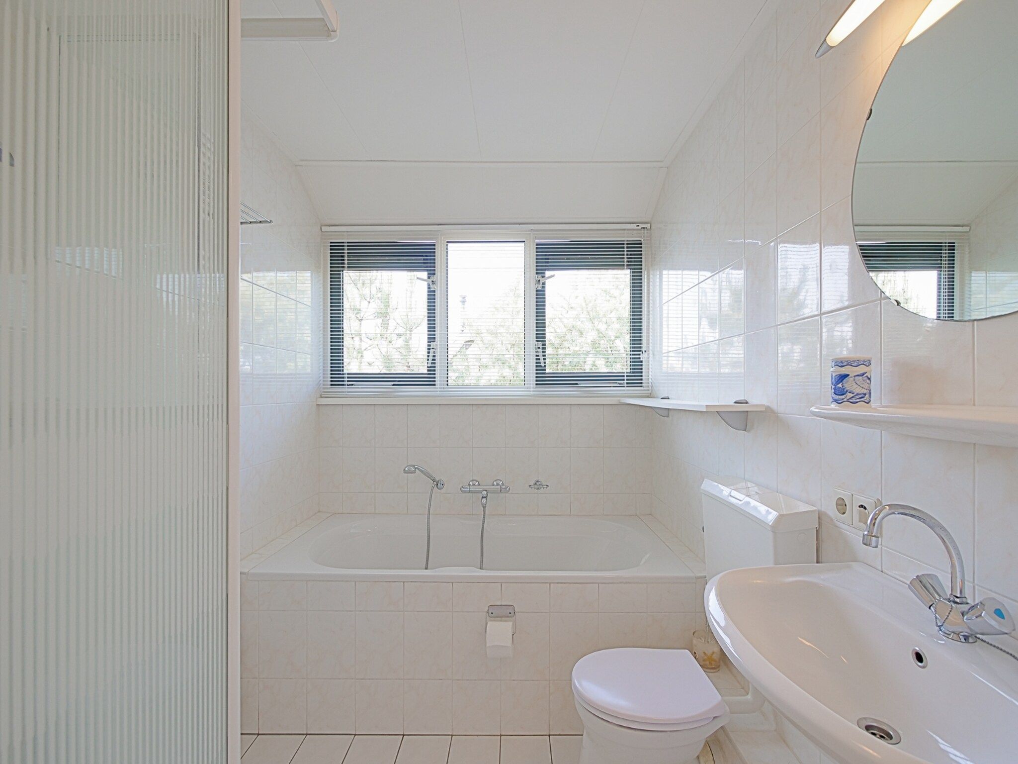 De badkamer van Villa Noorderzon in Julianadorp