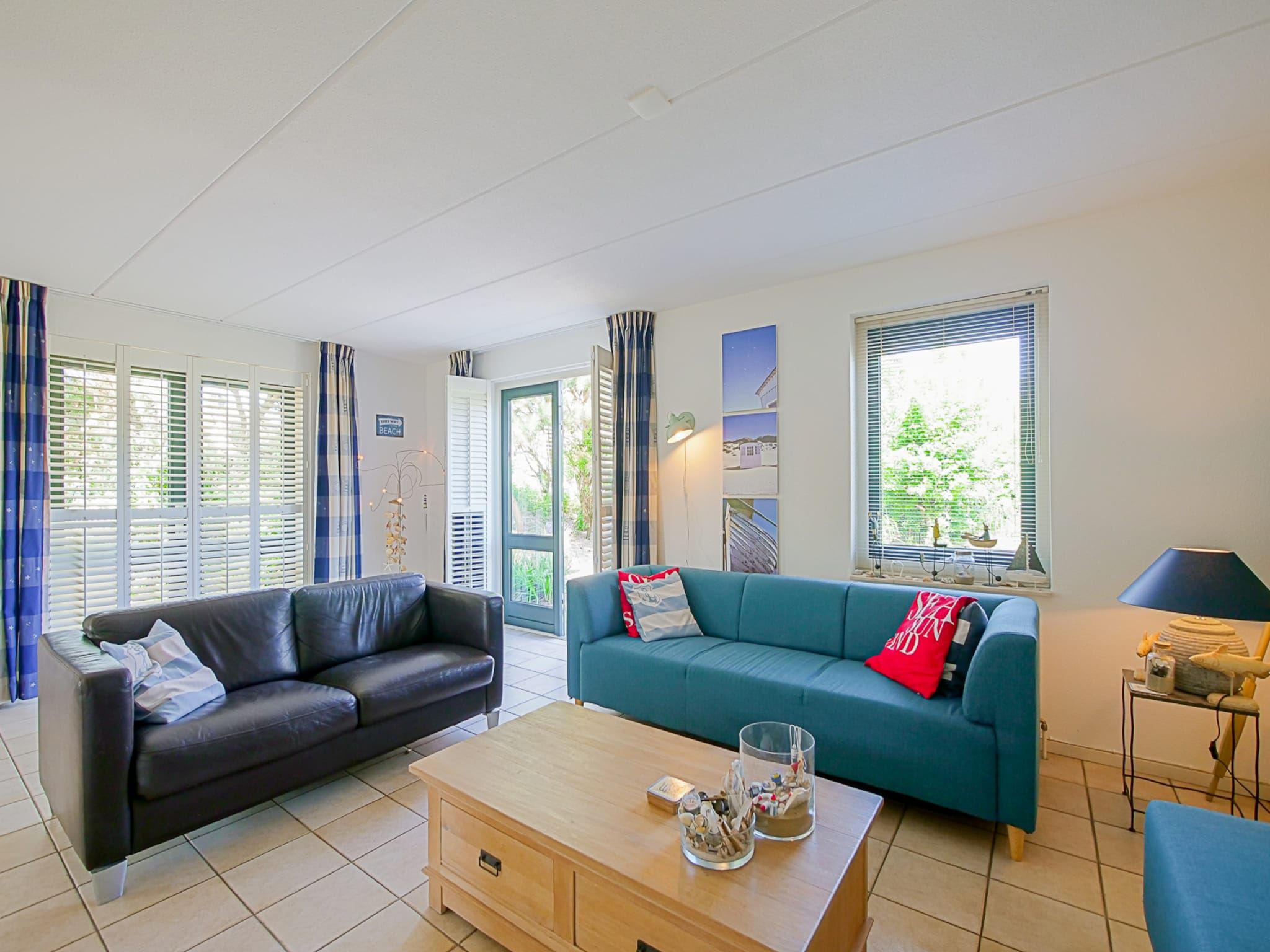 De woonkamer van Villa Noorderzon in Julianadorp