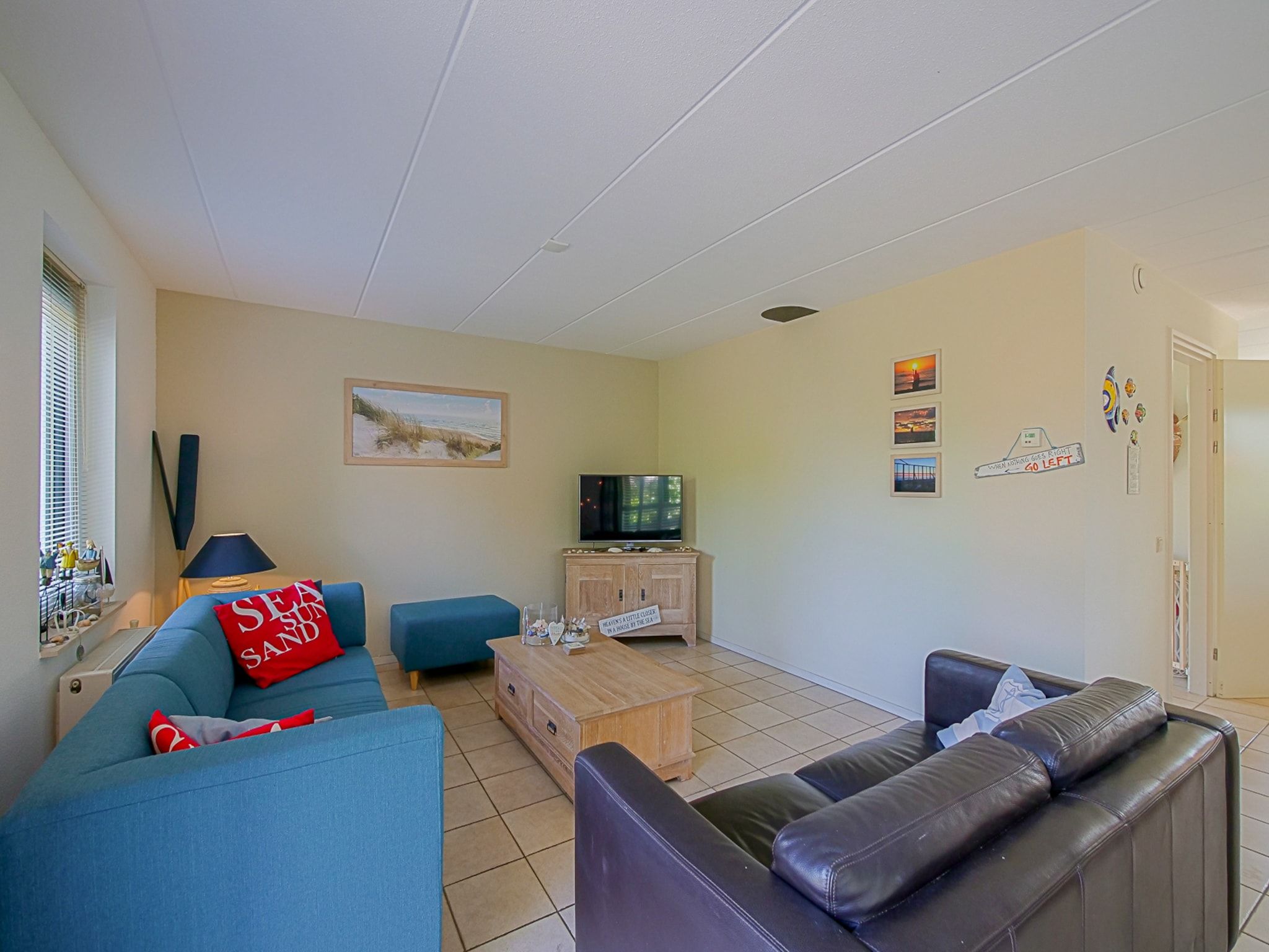 De woonkamer van Villa Noorderzon in Julianadorp