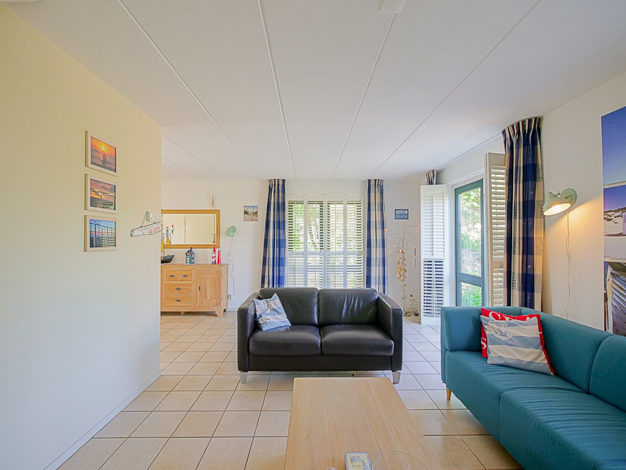 De woonkamer van Villa Noorderzon in Julianadorp