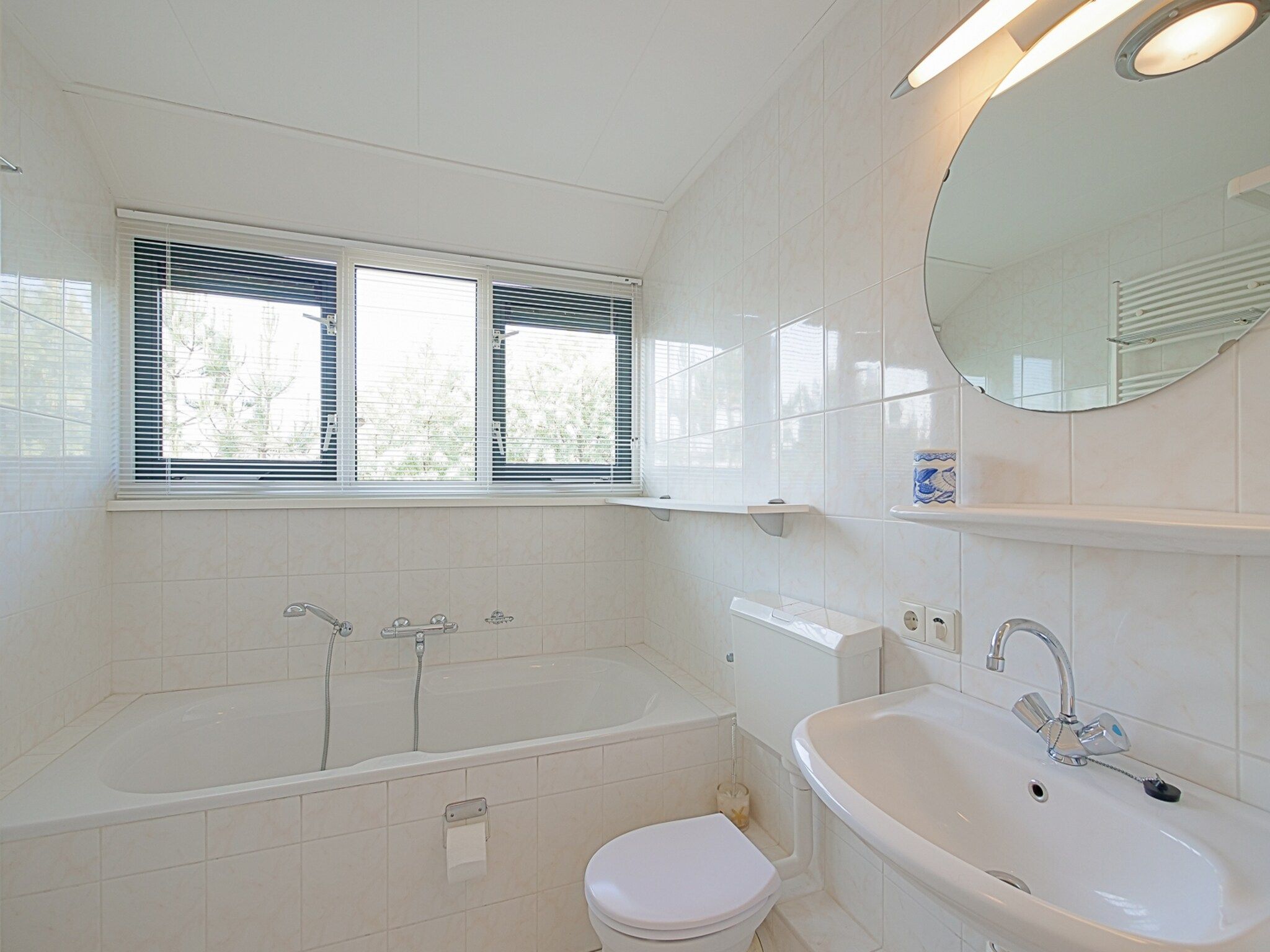 De badkamer van Villa Noorderzon in Julianadorp