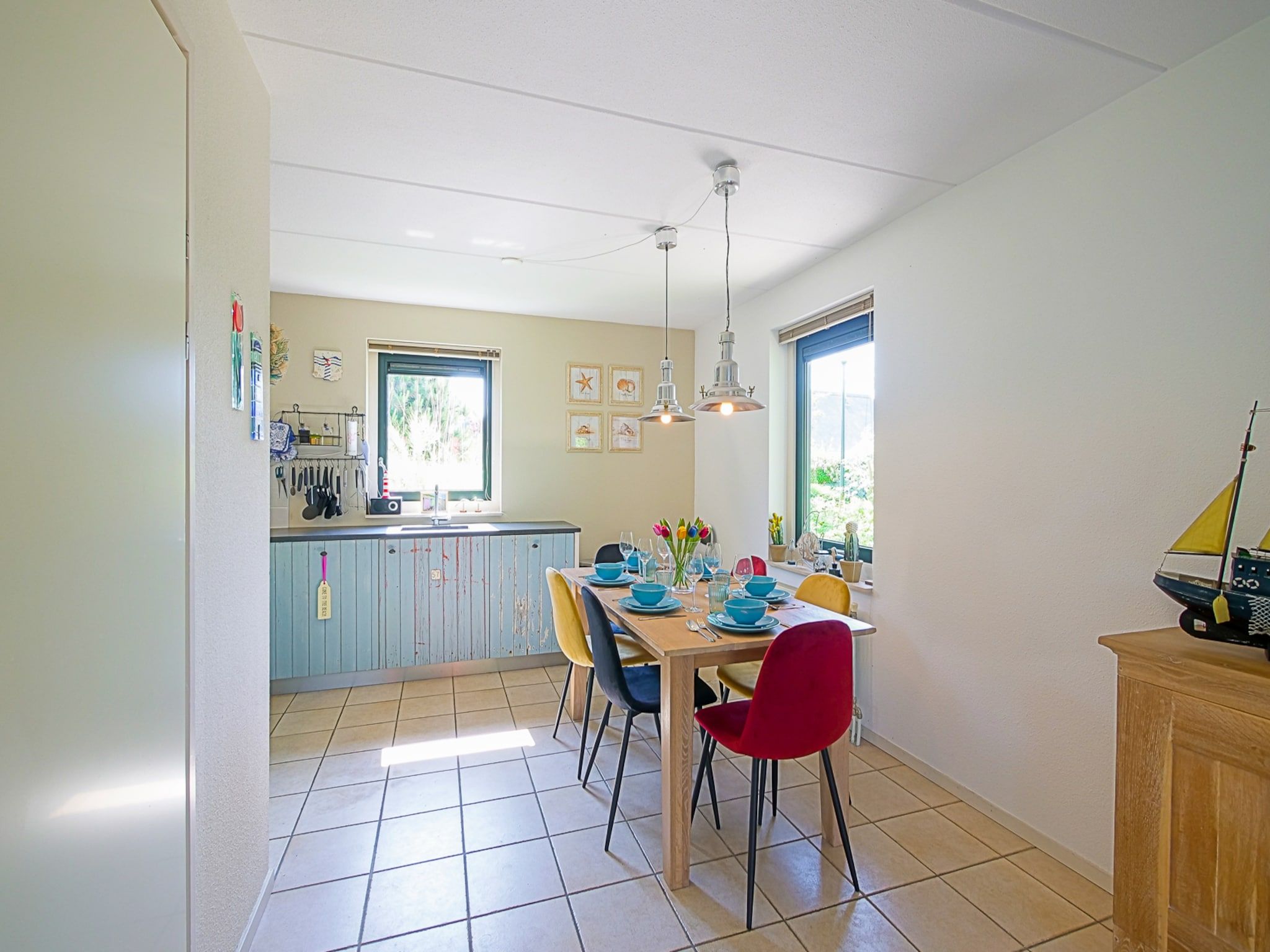 De eetkamer van Villa Noorderzon in Julianadorp