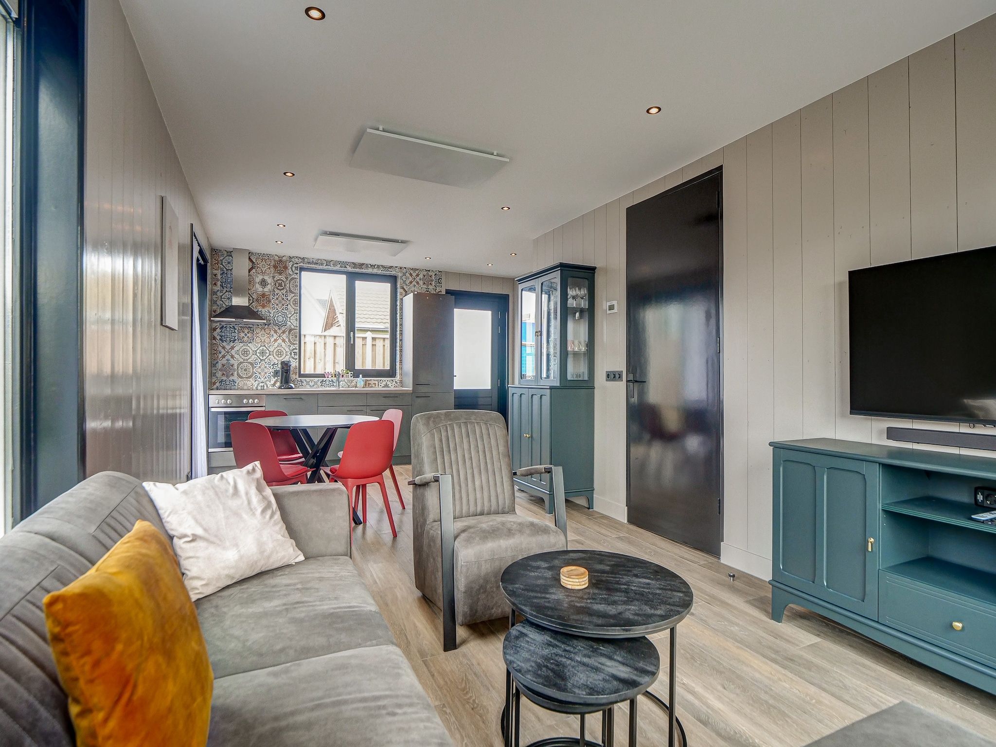 De woonkamer van Huis Zand in Julianadorp aan zee