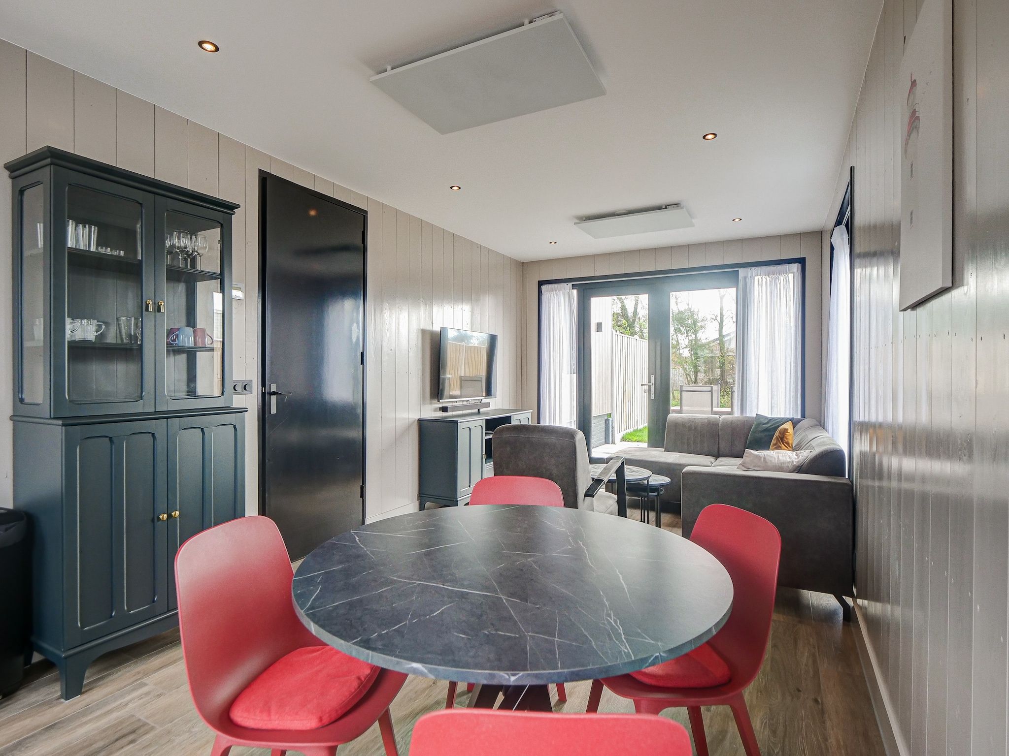 De eetkamer van Huis Zand in Julianadorp aan zee