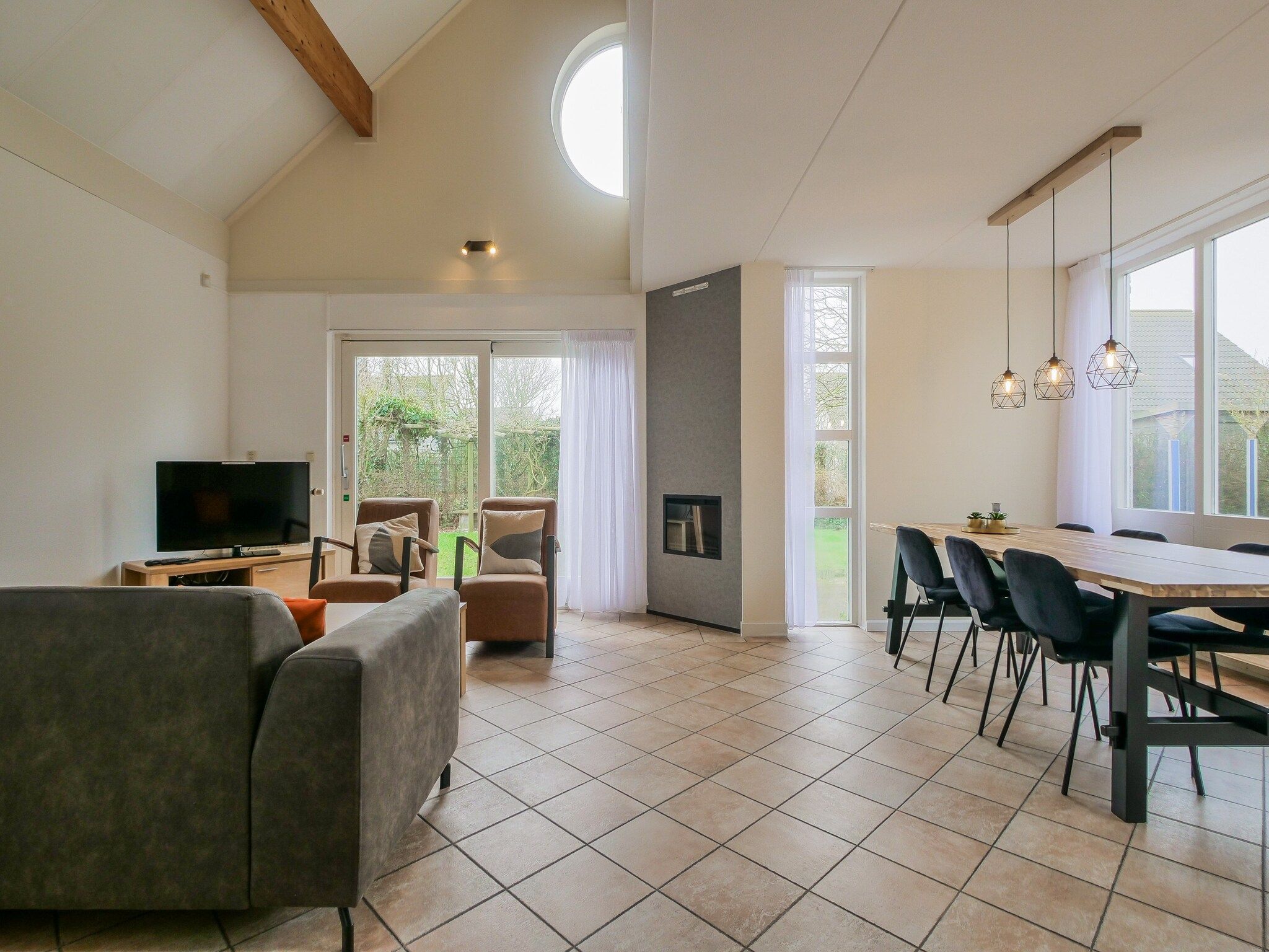 De eetkamer van Ooghduyne Villa Opduin in Julianadorp
