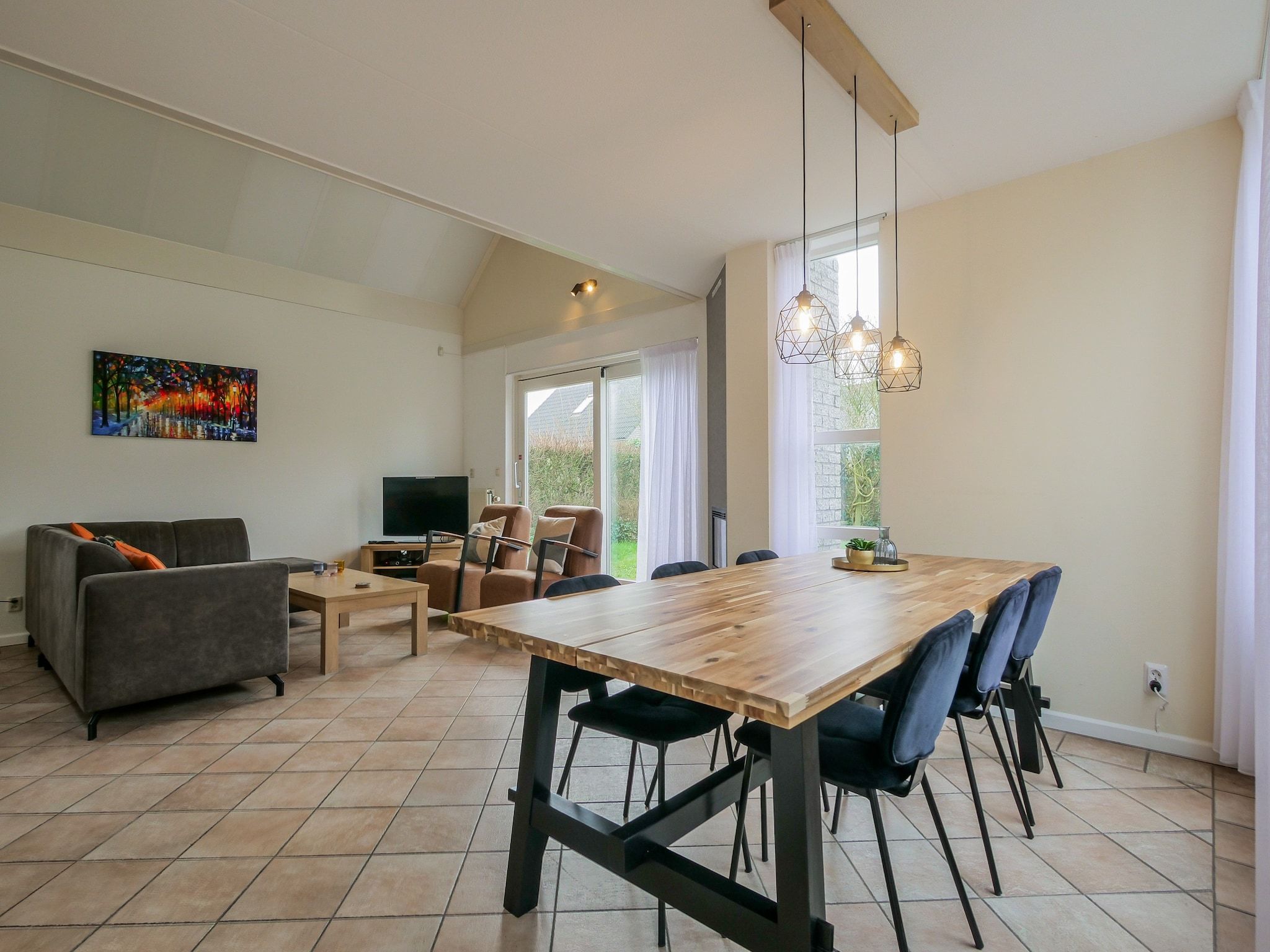 De eetkamer van Ooghduyne Villa Opduin in Julianadorp