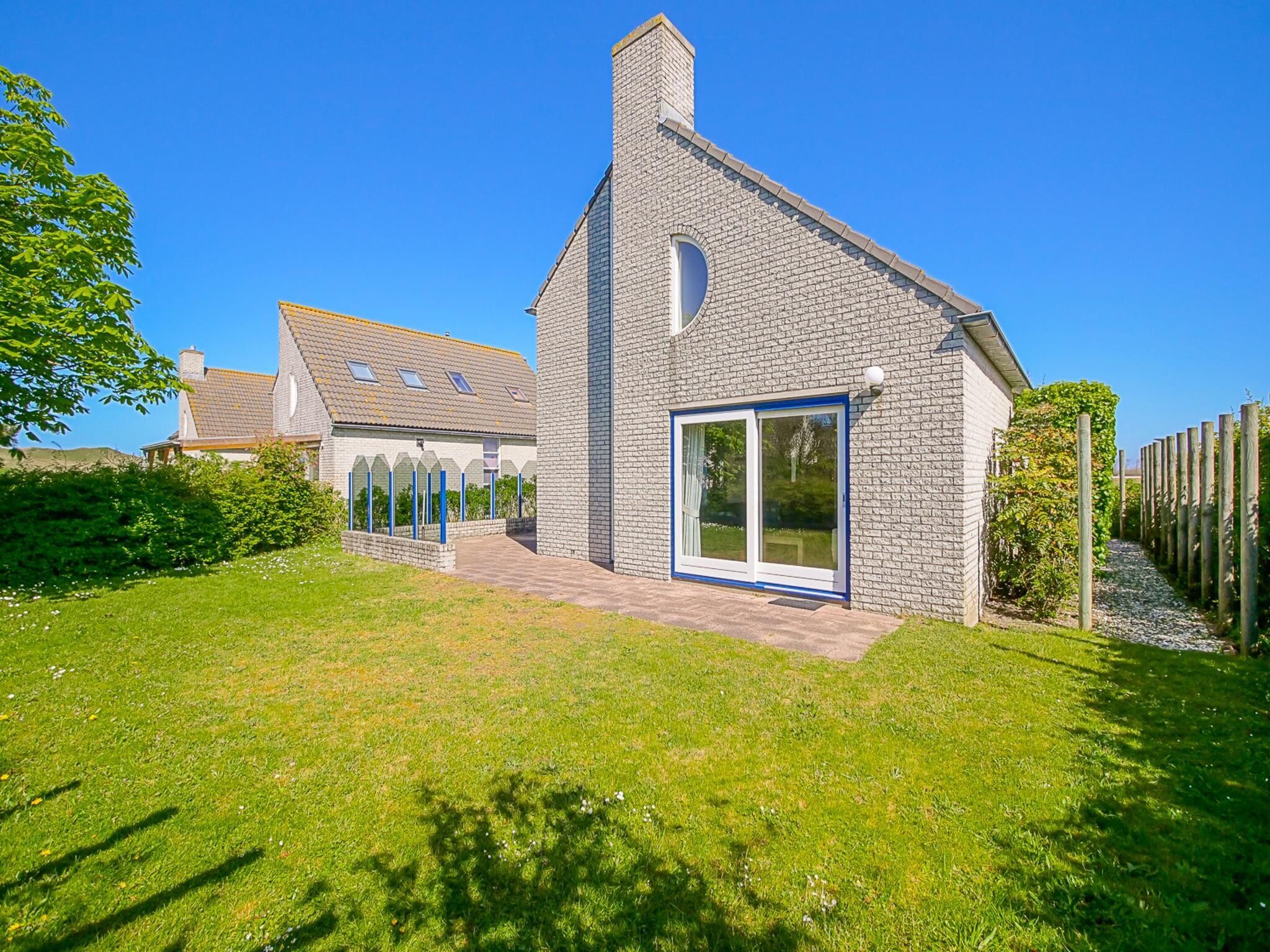 De buitenkant van Ooghduyne Villa Opduin in Julianadorp