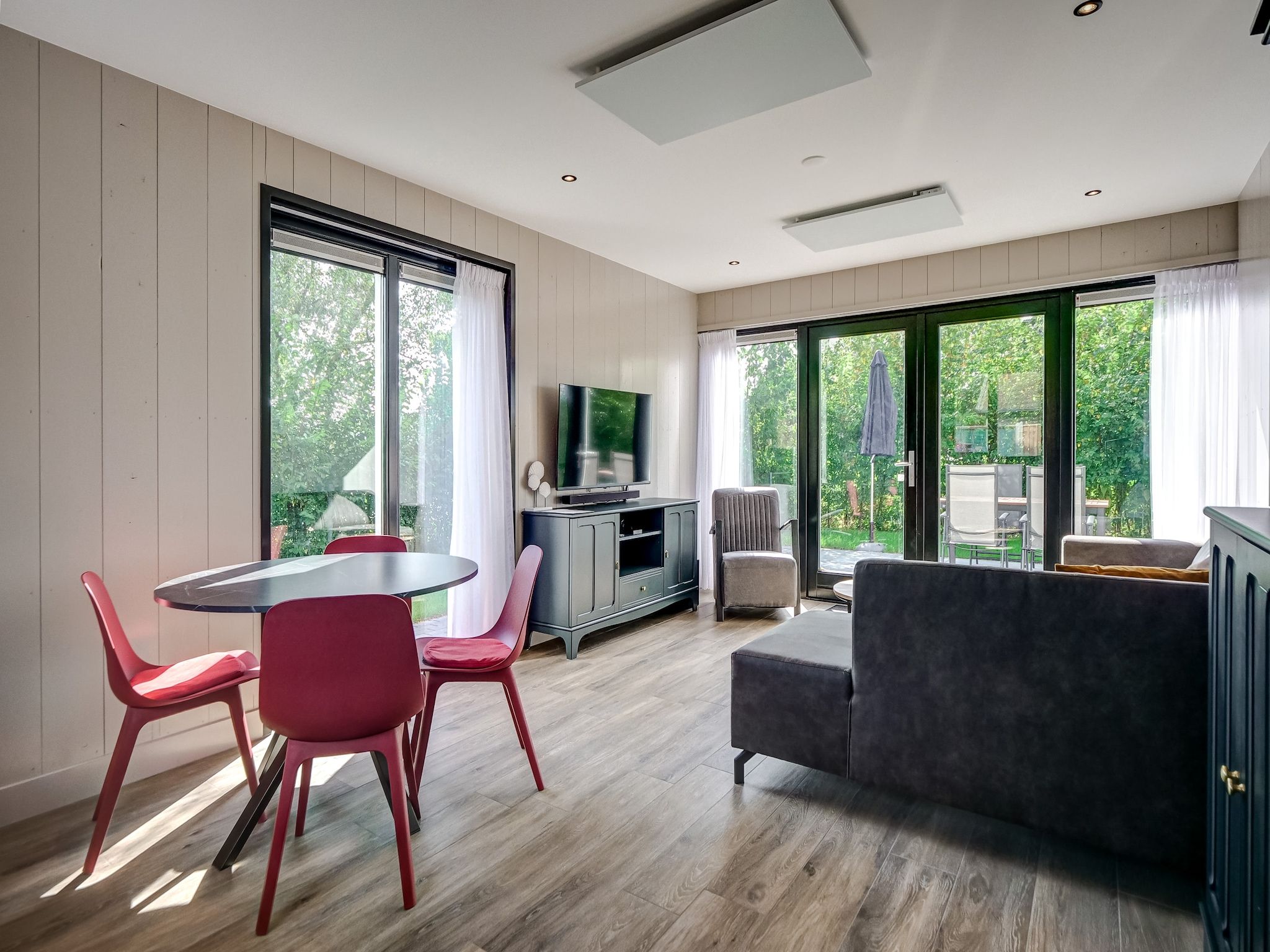 De eetkamer van Huis Zee in Julianadorp