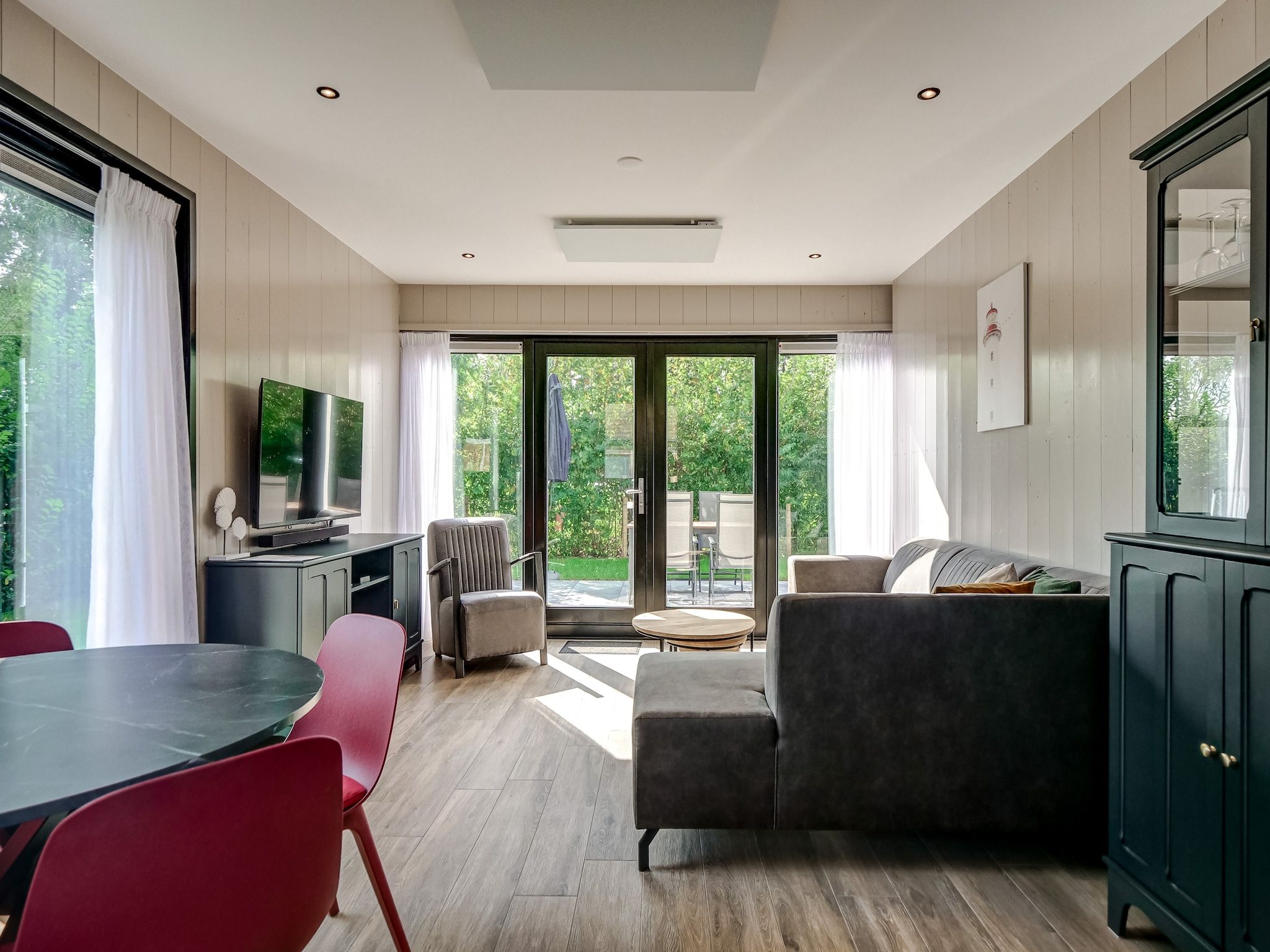De woonkamer van Huis Zee in Julianadorp