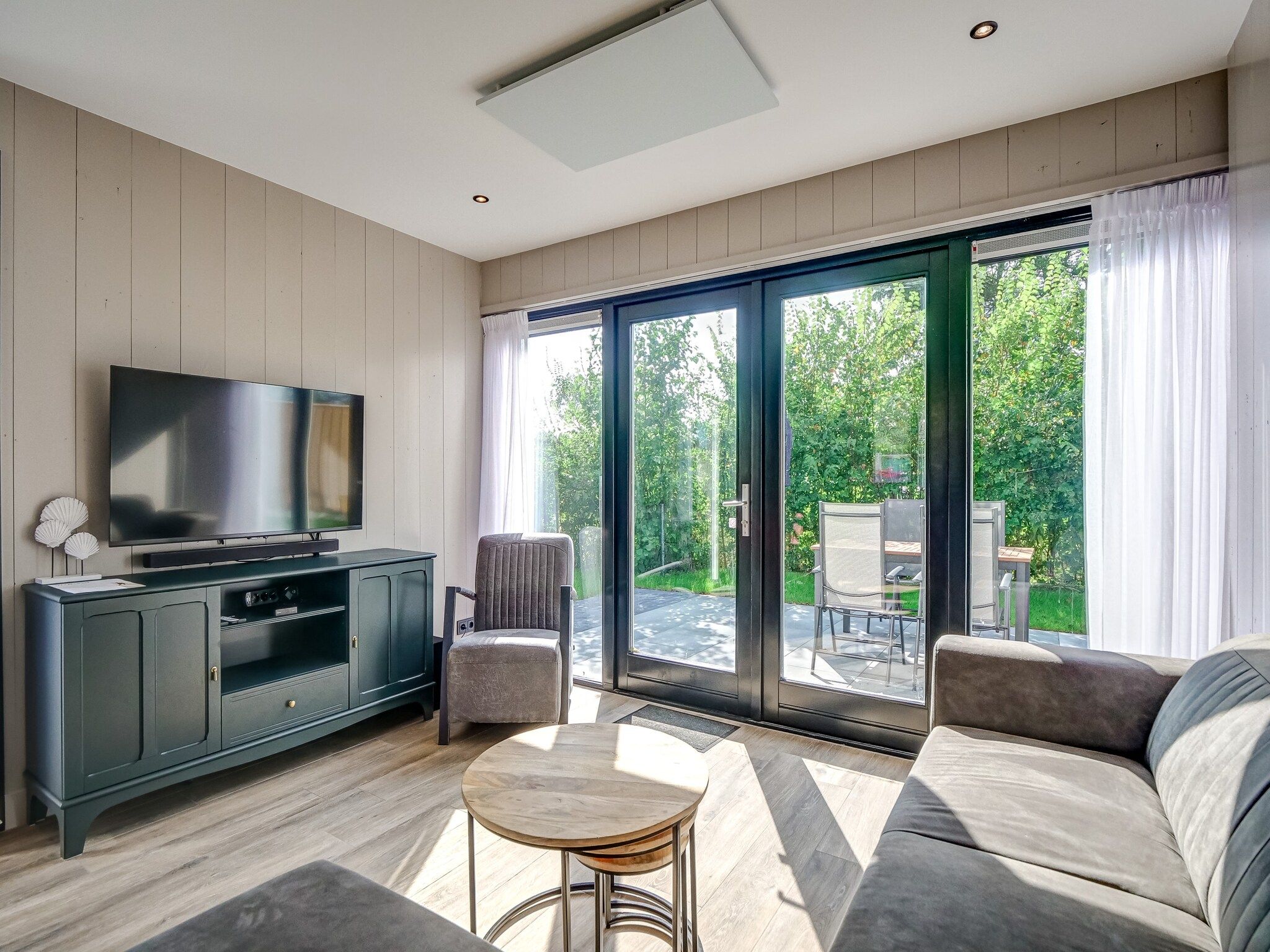 De woonkamer van Huis Zee in Julianadorp